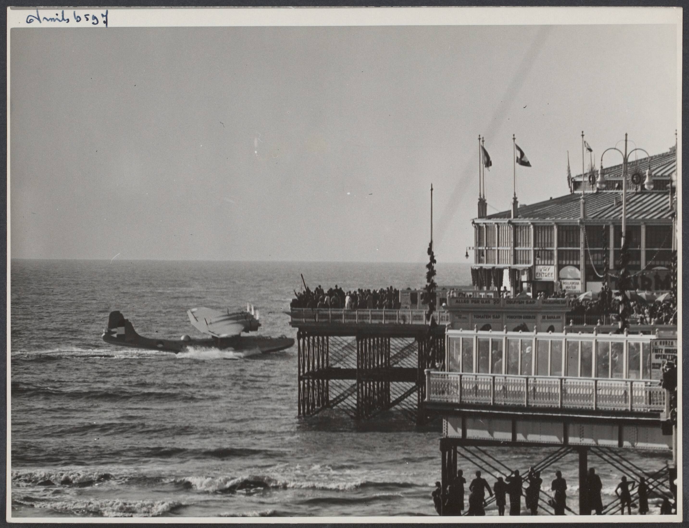 Vlootschouw, vlagvertoon, schepen geillumineerd, schijnwerpers. Marine - Nederland — [Vlootschouw bij Scheveningen. Een Catalina vliegboot bij de Pier] — Foto: Smits, Roeland Pieter / Spaarnestad. Licentie: Set B: Rechtenvrij / Publiek Domein. Bron: Nationaal Archief. http://hdl.handle.net/10648/3f21d066-8d80-a6a8-47bb-f4f0eab41251
