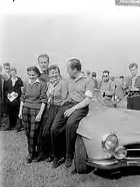 Fotocollectie Anefo — Negende Tulpenrallye. Snelheid opvoeren in Zandvoort. Van links naar rechts mrs. A. Hull , Hans Kreisel , mrs. Hopkins en Hans Tak — Foto: Pot, Harry / Anefo. Licentie: Set B: Rechtenvrij / Publiek Domein. Bron: Nationaal Archief. http://hdl.handle.net/10648/a95f1cf0-d0b4-102d-bcf8-003048976d84