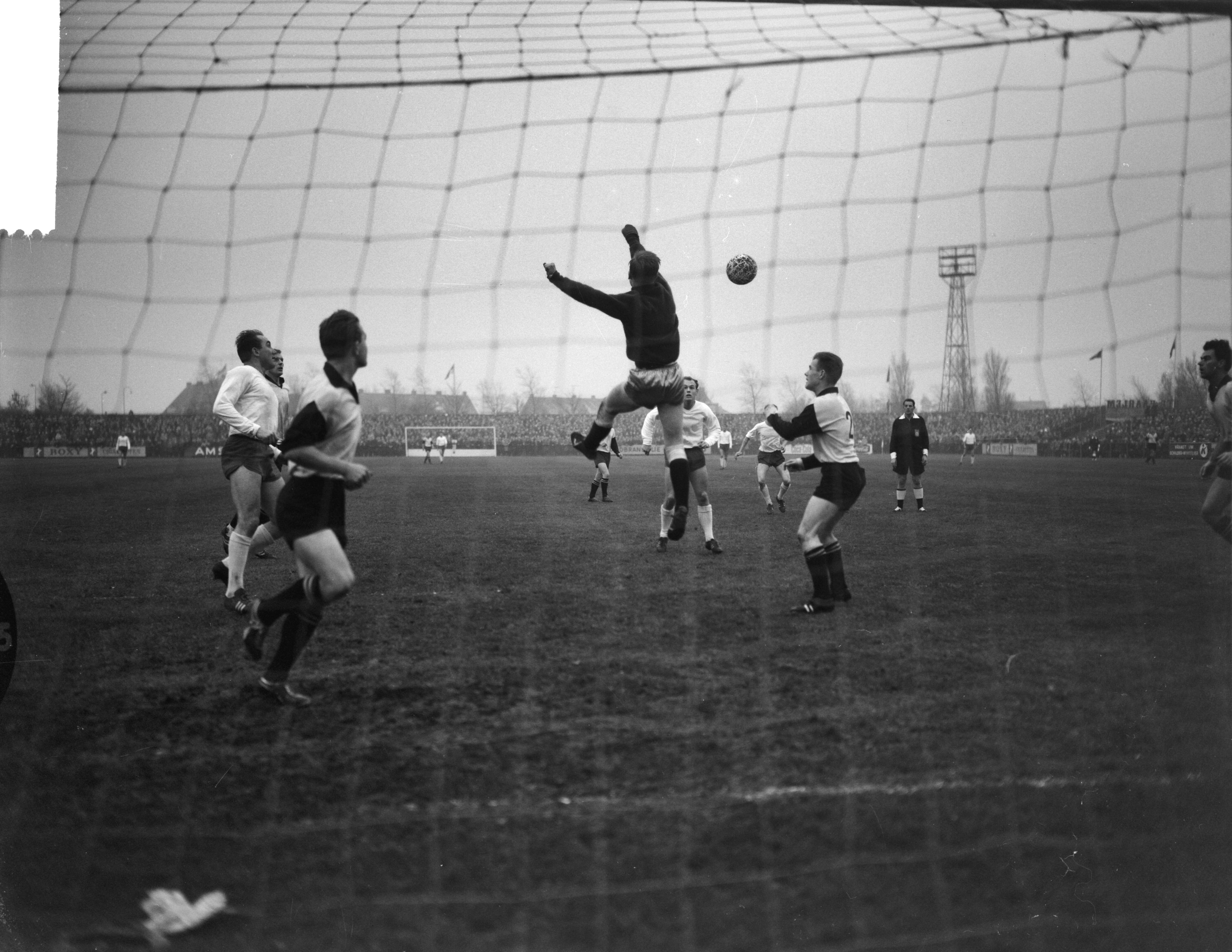 Fotocollectie Anefo — Voetbal. Haarlem tegen 't Gooi 2-0. Spelmoment — Foto: Bilsen, Joop van / Anefo. Licentie: Set B: Rechtenvrij / Publiek Domein. Bron: Nationaal Archief. http://hdl.handle.net/10648/aa20280a-d0b4-102d-bcf8-003048976d84