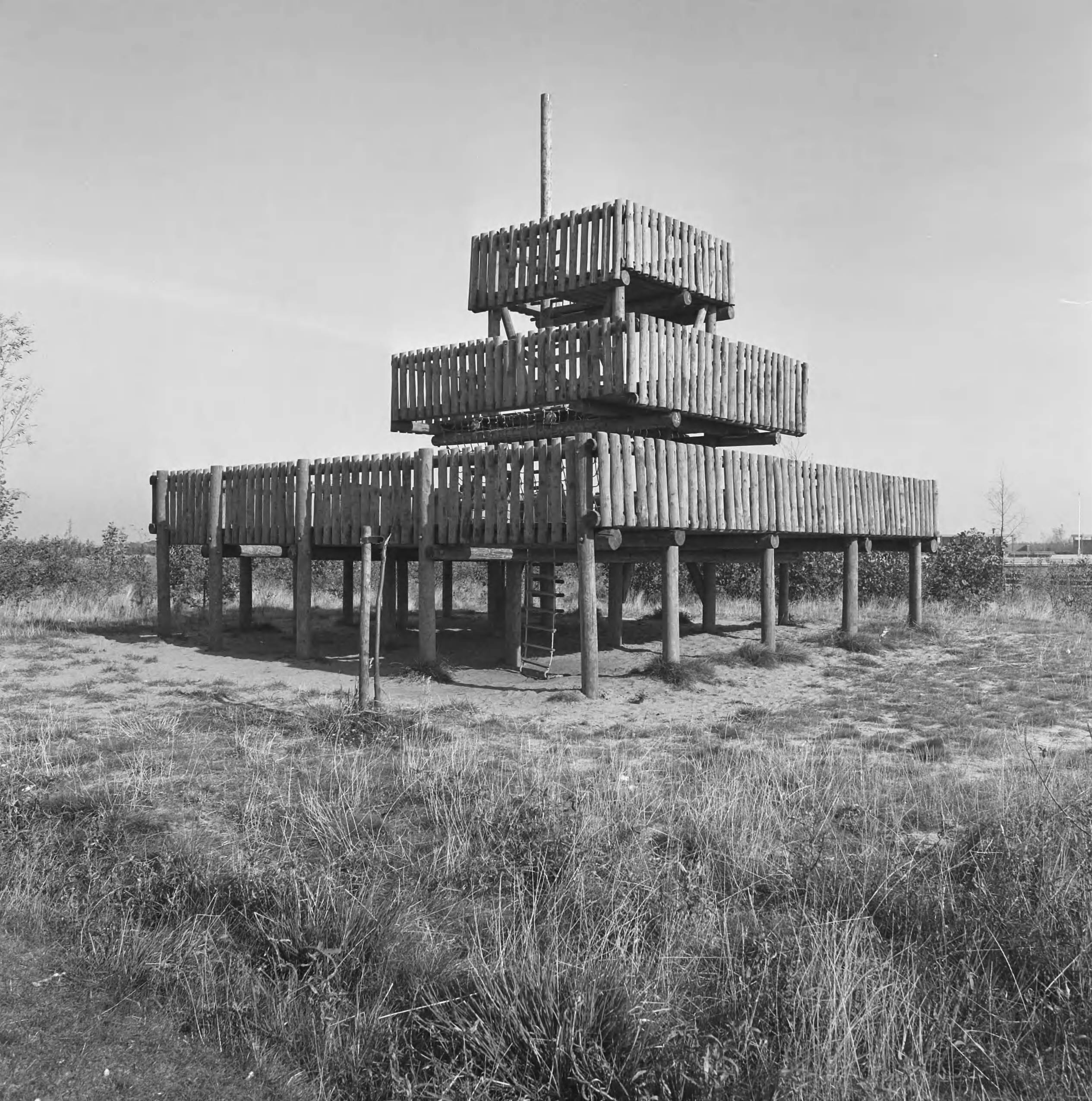 Fotocollectie Nederlandse Heidemaatschappij — Zoetermeer. Speelwerktuigen rond flats — Foto: Fotograaf Onbekend / Heidemij. Licentie: Set B: Rechtenvrij / Publiek Domein. Bron: Nationaal Archief. http://hdl.handle.net/10648/ae835674-d0b4-102d-bcf8-003048976d84