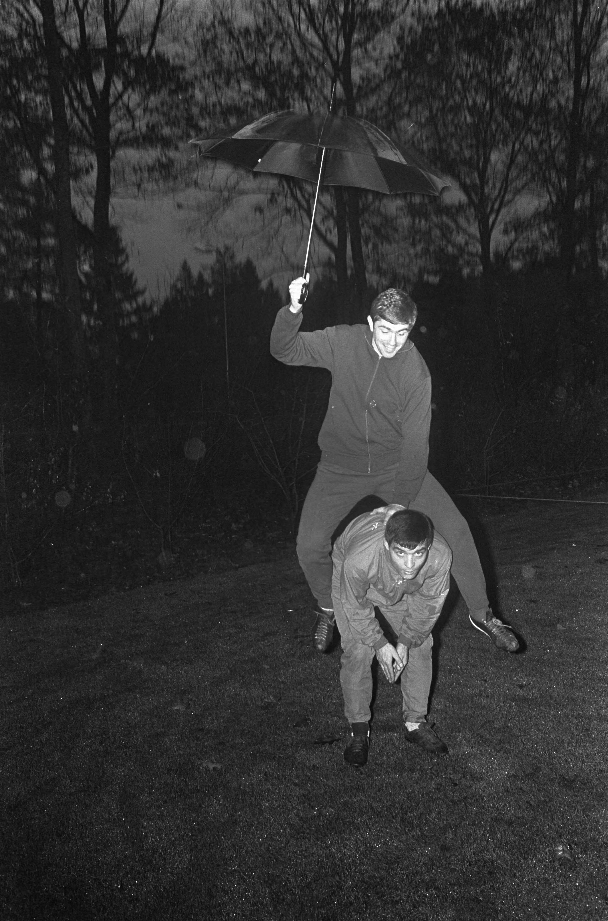 Sparta op KNVB-centrum te Zeist — Sparta spelers Hans Eykenbroek en Theo Lazeroms volgen de trainen onder een paraplu — Foto: Koch, Eric / Anefo. Licentie: Set B: Rechtenvrij / Publiek Domein. Bron: Nationaal Archief. http://hdl.handle.net/10648/ab053490-d0b4-102d-bcf8-003048976d84