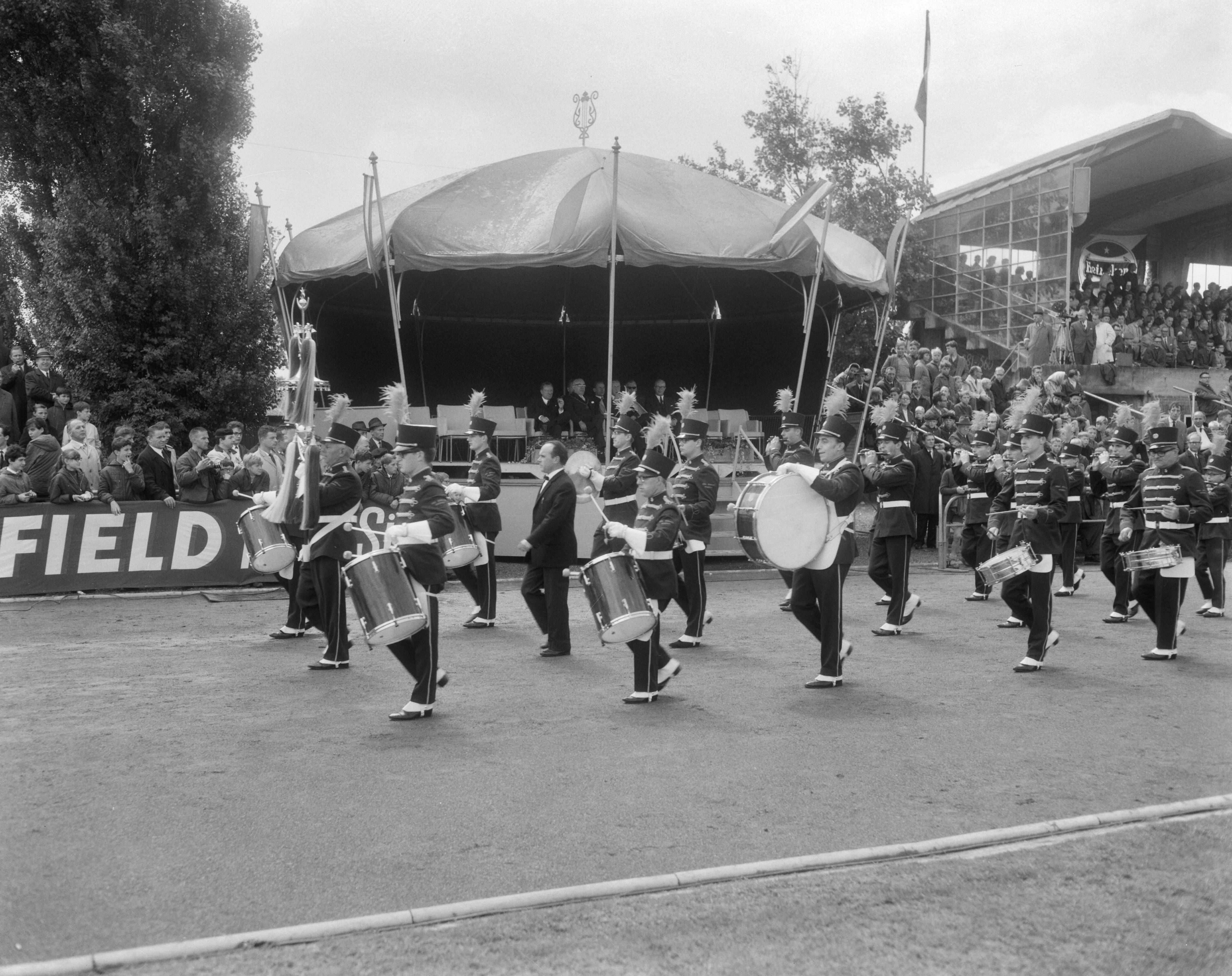 Fotocollectie Anefo — Muziekconcours te Kerkrade — Foto: Bilsen, Joop van / Anefo. Licentie: Set B: Rechtenvrij / Publiek Domein. Bron: Nationaal Archief. http://hdl.handle.net/10648/aaf2d6b0-d0b4-102d-bcf8-003048976d84