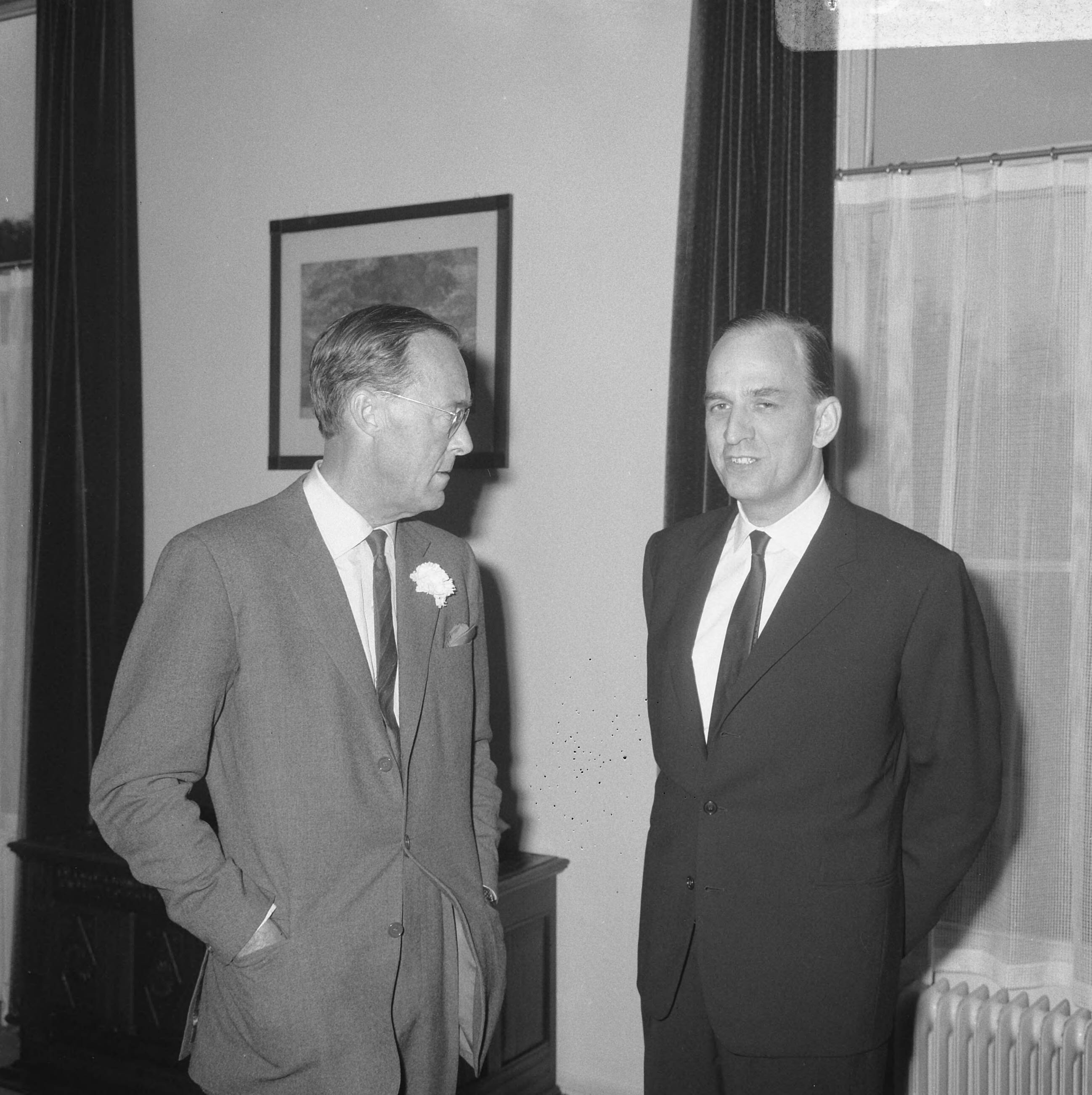 Ontvangst van de Zweedse toneel-en fimregiseur Ingmar Bergman op Paleis Soestdijk door prins Bernhard — Baarn|ontvangsten |prinsen |filmregiseurs |paleizen|Bernhard, prins |Bergmann, Ingmar|Utrecht (prov.)|Paleis Soestdijk — Foto: Nijs, Jac. de / Anefo. Licentie: Set B: Rechtenvrij / Publiek Domein. Bron: Nationaal Archief. http://hdl.handle.net/10648/ab00c374-d0b4-102d-bcf8-003048976d84