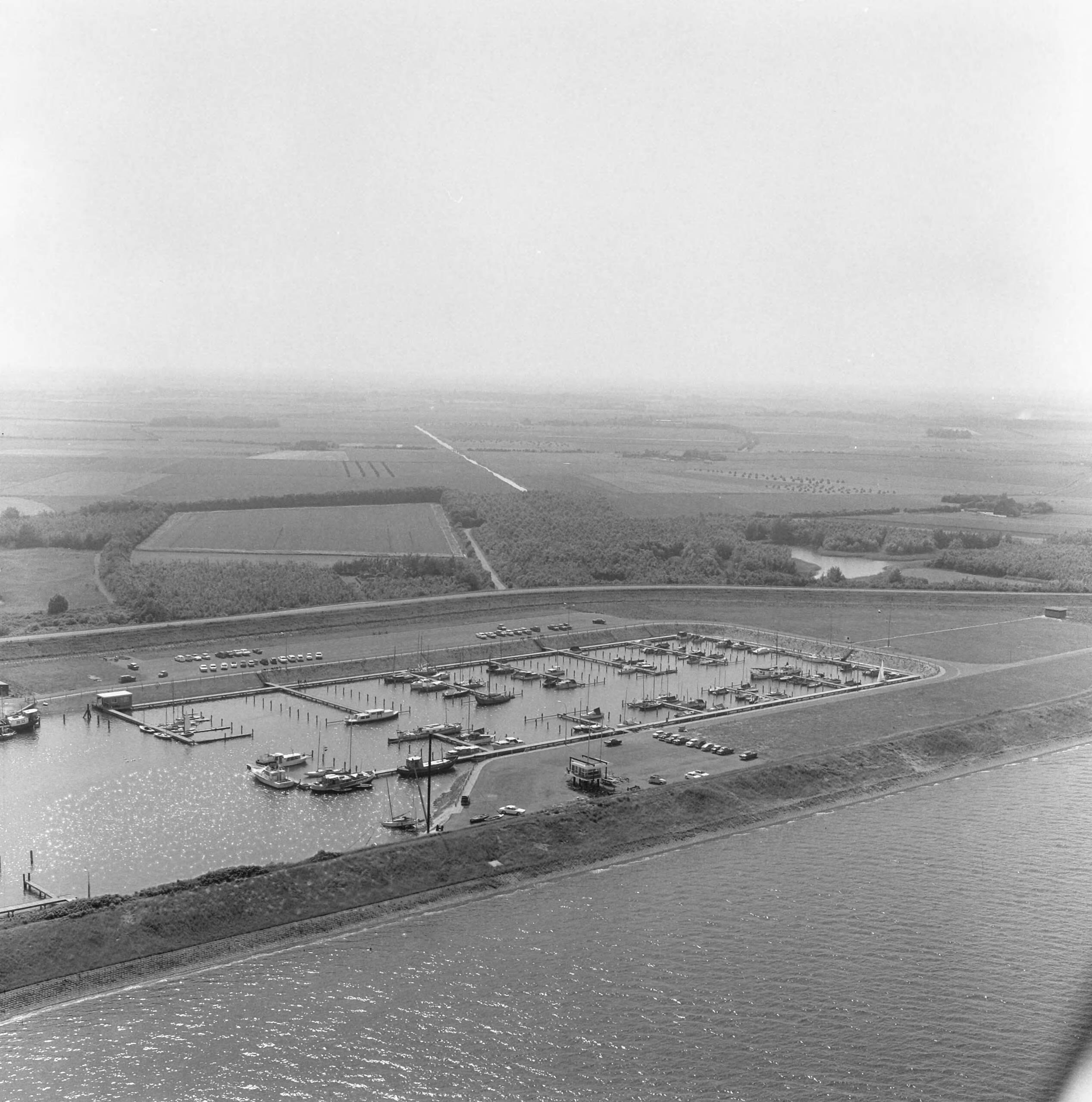 Fotocollectie Nederlandse Heidemaatschappij — Luchtopname. Jachthaven Vrouwenpolder (Zeeland) — Foto: Fotograaf Onbekend / Heidemij. Licentie: Set B: Rechtenvrij / Publiek Domein. Bron: Nationaal Archief. http://hdl.handle.net/10648/ae8677dc-d0b4-102d-bcf8-003048976d84