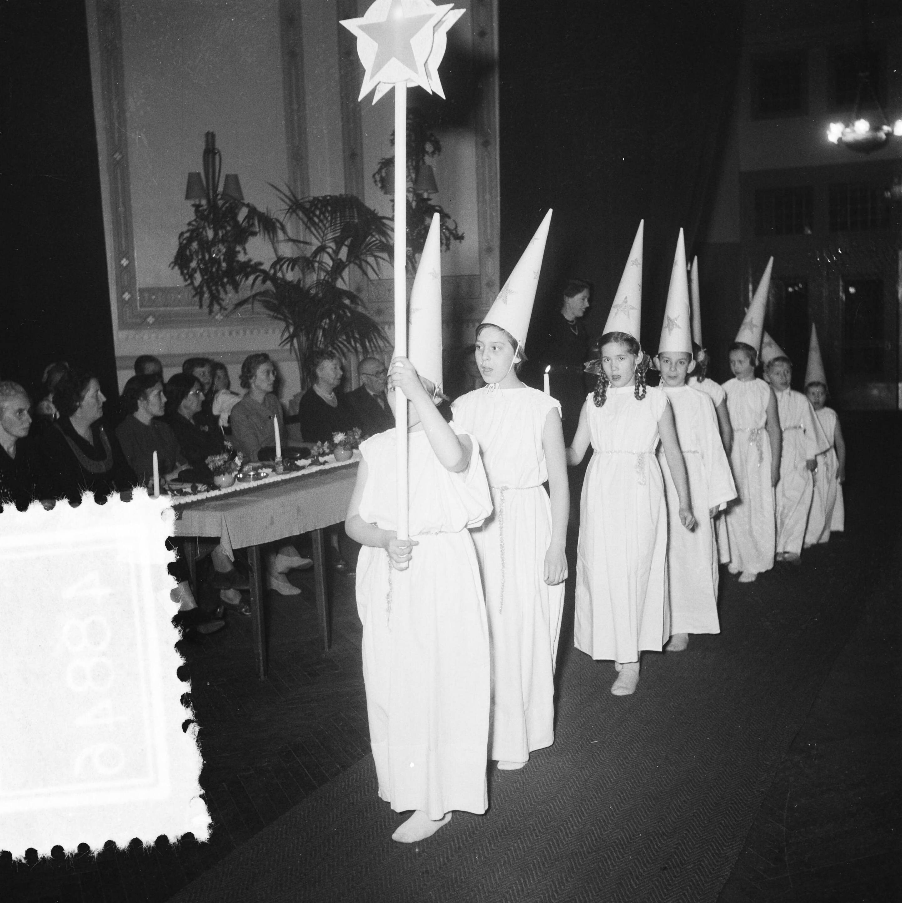 Sint Lucasfeest in de Zwitserse legatie te Den Haag — Foto: Noske, J.D. / Anefo. — Licentie: Set B: Rechtenvrij / Publiek Domein. Bron: Nationaal Archief. http://hdl.handle.net/10648/a8f3089e-d0b4-102d-bcf8-003048976d84