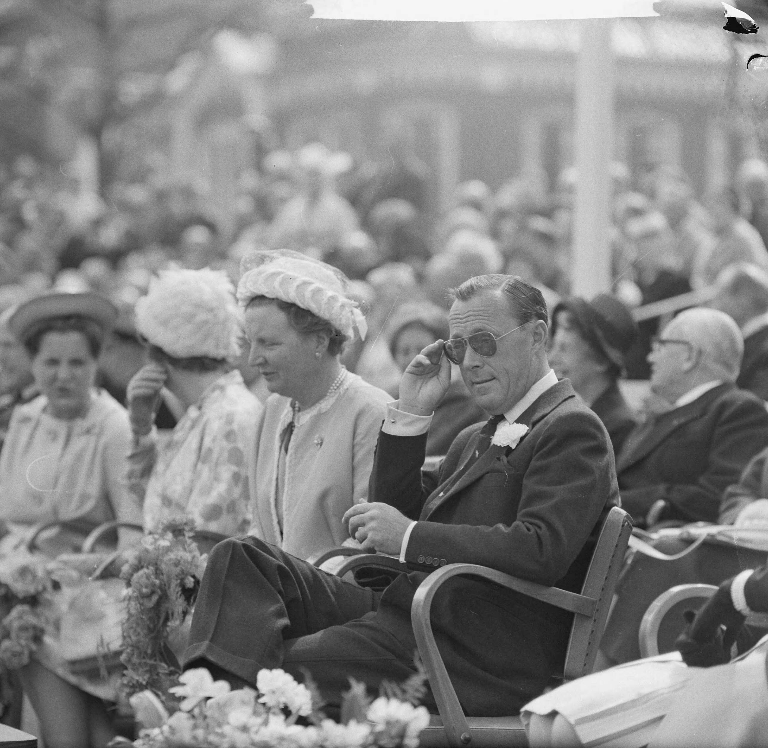 Koninklijk bezoek aan Groningen en Friesland (1962) — Koninklijk bezoek aan Leeuwarden — Foto: Merk, Ben / Anefo. Licentie: Set B: Rechtenvrij / Publiek Domein. Bron: Nationaal Archief. http://hdl.handle.net/10648/aa07146e-d0b4-102d-bcf8-003048976d84