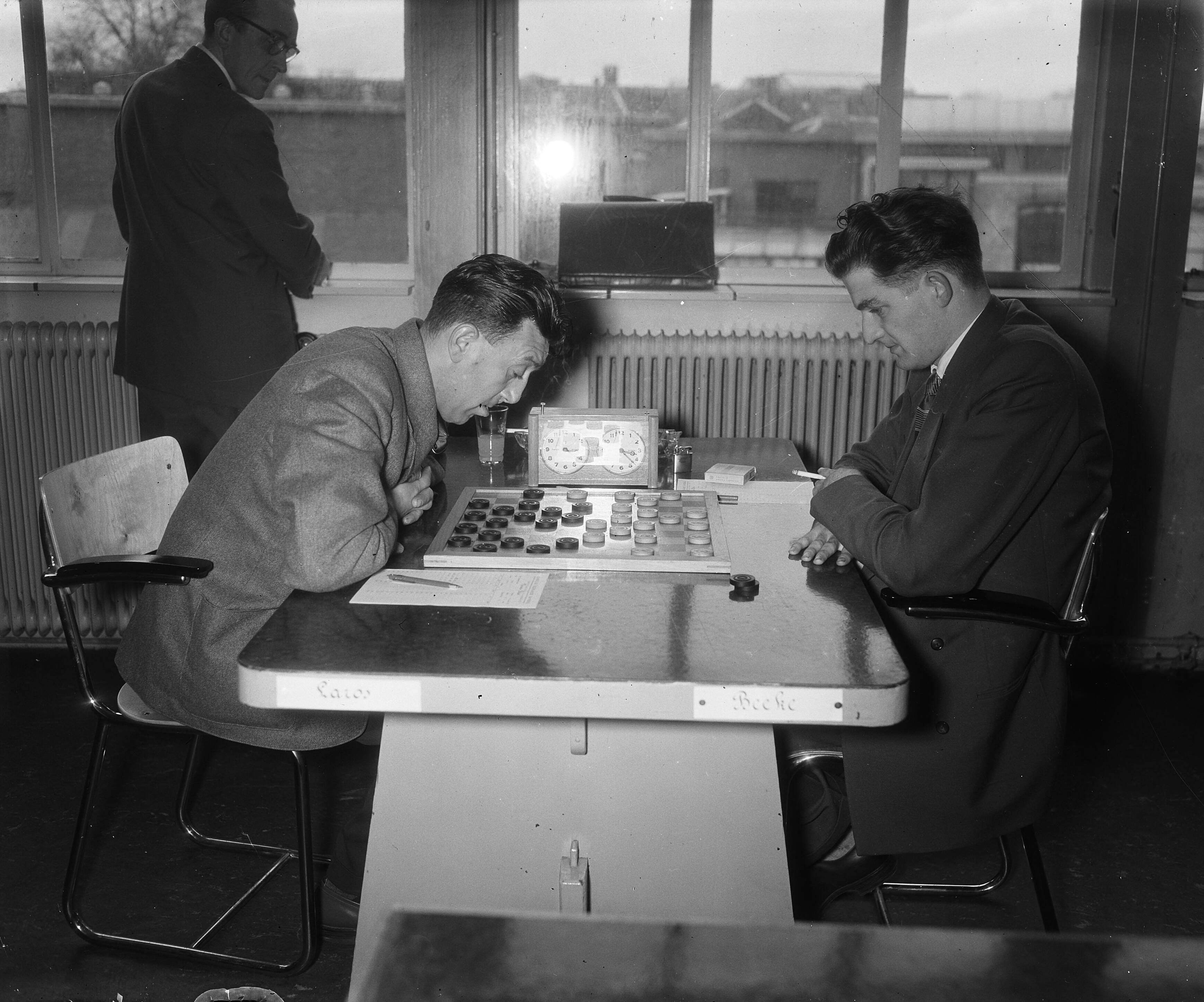 Fotocollectie Anefo — Damkampioenschap van Nederland. Laatste ronde gespeeld in Utrecht. H. Laros tegen J.H. Beeke — Foto: Rossem, Wim van / Anefo. Licentie: Set B: Rechtenvrij / Publiek Domein. Bron: Nationaal Archief. http://hdl.handle.net/10648/a93249a0-d0b4-102d-bcf8-003048976d84