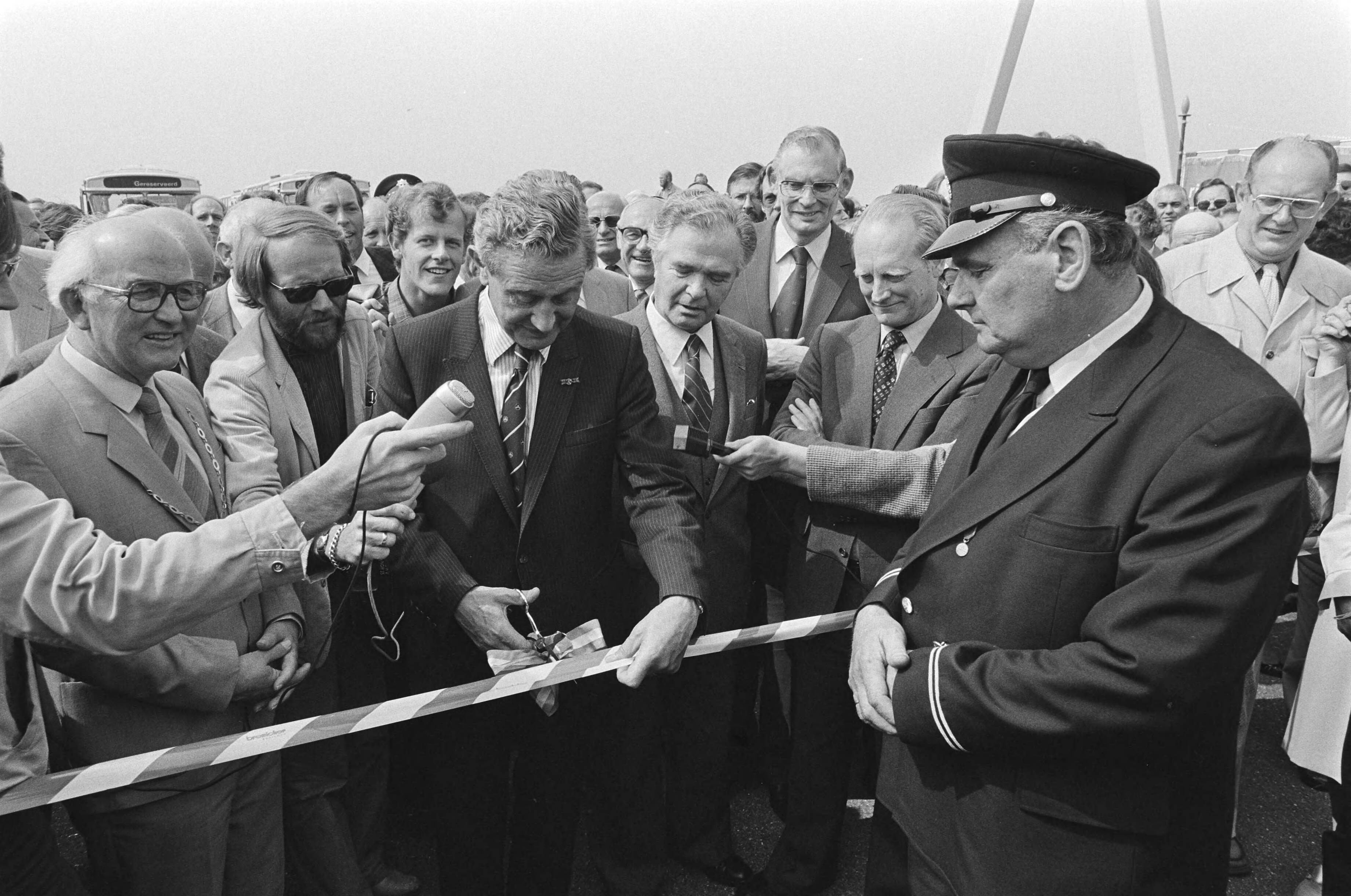 Fotocollectie Anefo — Minister Tuijnman (V&W) heeft gedeelte snelweg geopend tussen Vianen en het nieuwe verkeeersplein Lunetten, ten oosten van Utrecht — Foto: Antonisse, Marcel / Anefo. Licentie: Set B: Rechtenvrij / Publiek Domein. Bron: Nationaal Archief. http://hdl.handle.net/10648/acfecae0-d0b4-102d-bcf8-003048976d84