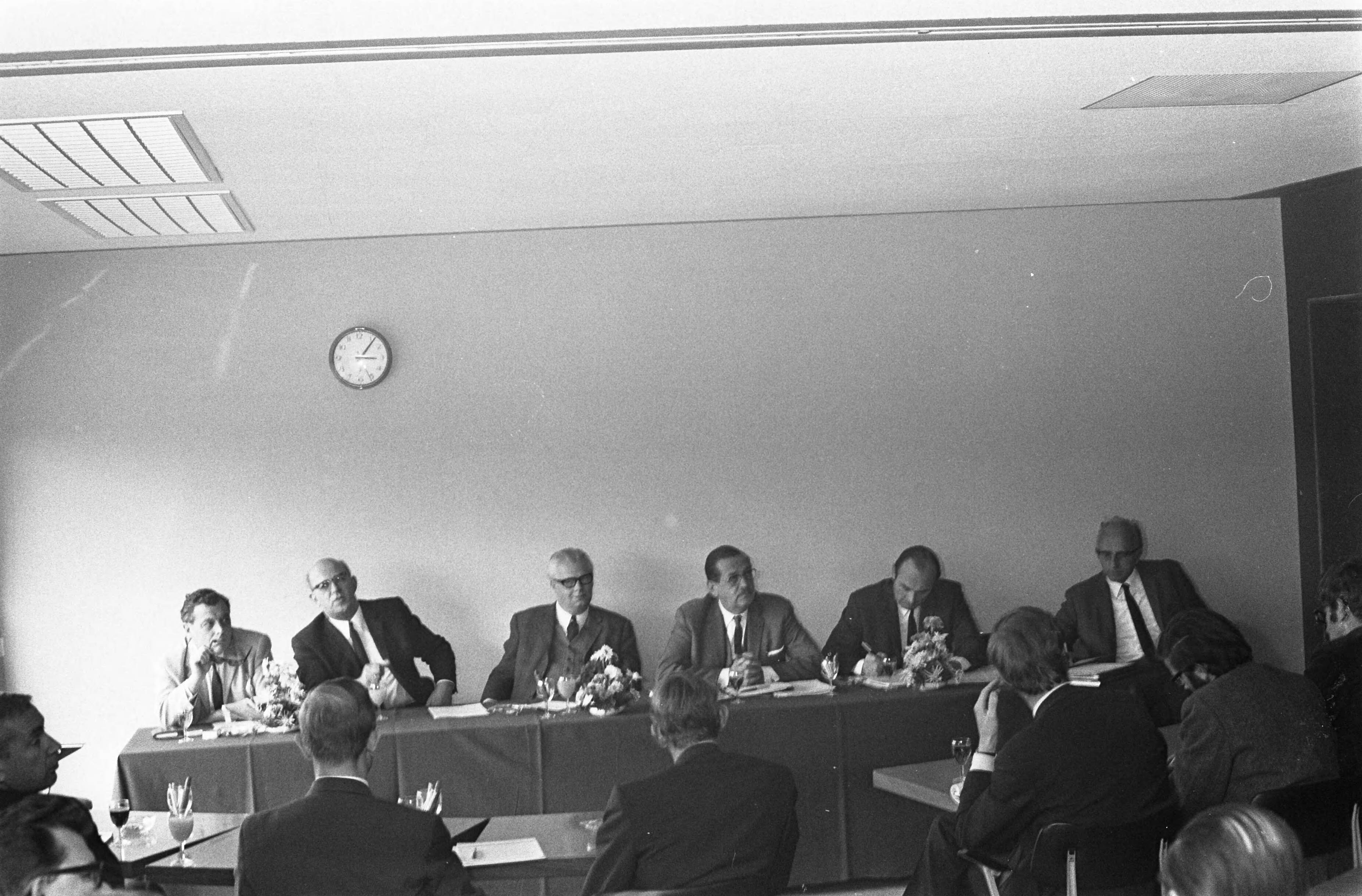 Fotocollectie Anefo — Bijeenkomst van NOS met pers in Hilversum derde van rechts Schuttenhelm — Foto: Mieremet, Rob / Anefo. Licentie: Set B: Rechtenvrij / Publiek Domein. Bron: Nationaal Archief. http://hdl.handle.net/10648/ab6cad64-d0b4-102d-bcf8-003048976d84