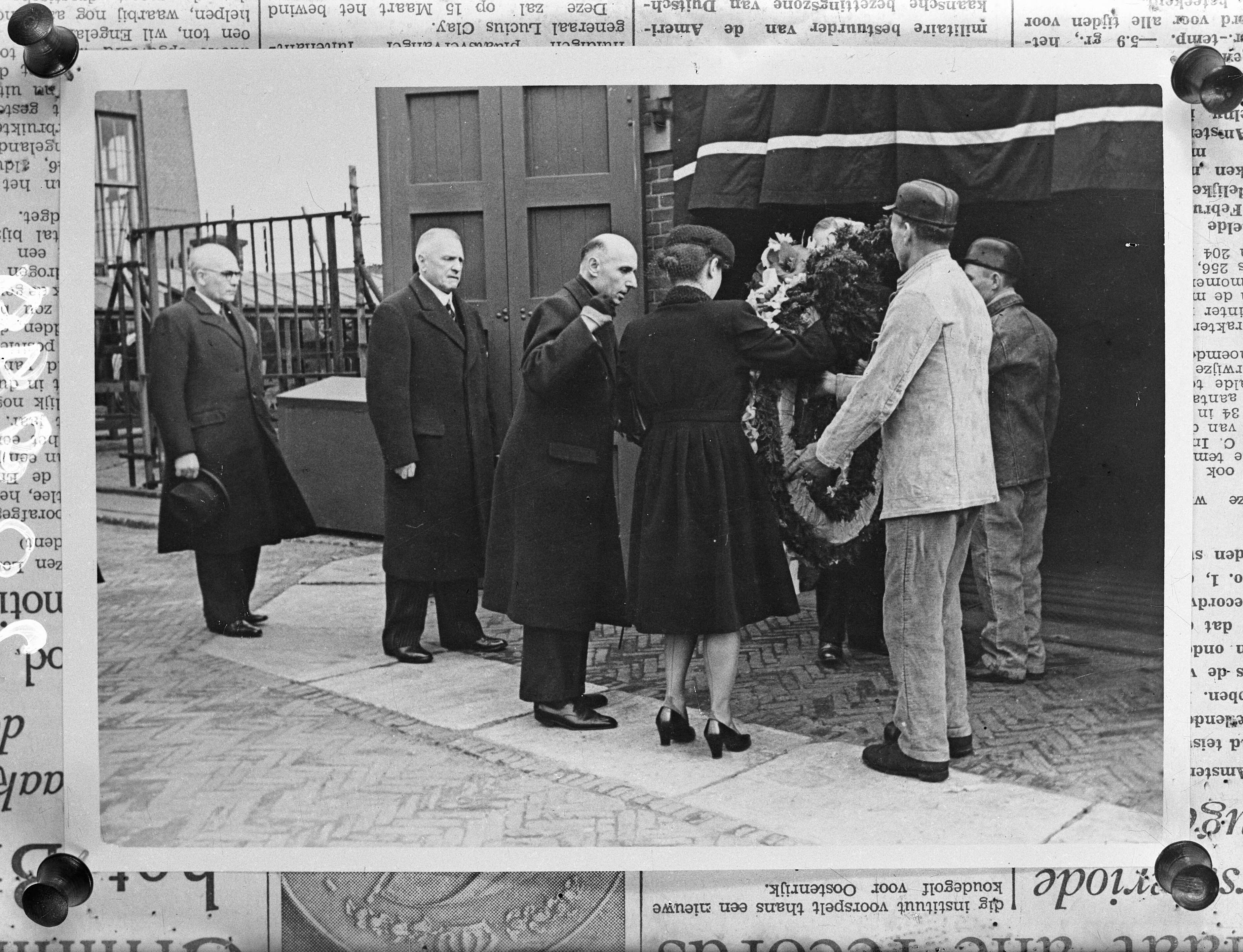 Fotocollectie Anefo — Begrafenis slachtoffers mijnramp Brunssum — Foto: Els, […] van / Anefo. Licentie: Set B: Rechtenvrij / Publiek Domein. Bron: Nationaal Archief. http://hdl.handle.net/10648/a8a64edc-d0b4-102d-bcf8-003048976d84