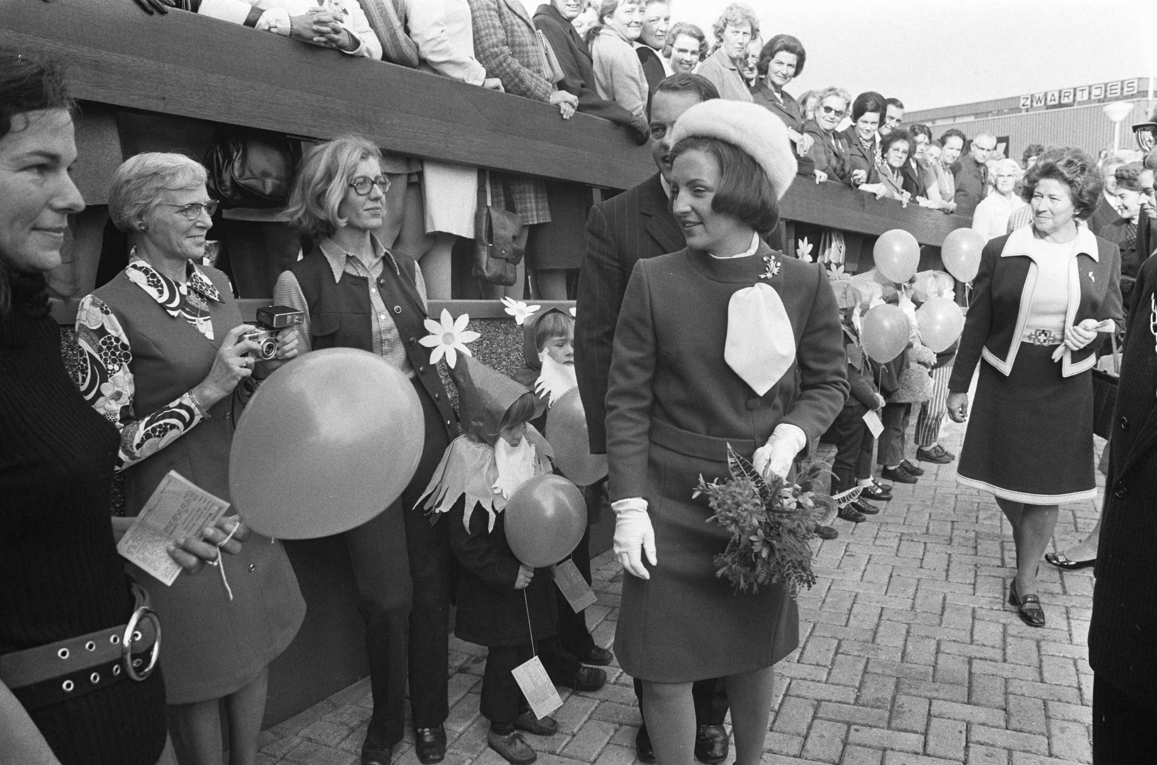 Fotocollectie Anefo — Prinses Margriet opent gezondheidscentrum in Wassenaar, prinses Margriet bij aankomst — Foto: Mieremet, Rob / Anefo. Licentie: Set B: Rechtenvrij / Publiek Domein. Bron: Nationaal Archief. http://hdl.handle.net/10648/abf948aa-d0b4-102d-bcf8-003048976d84