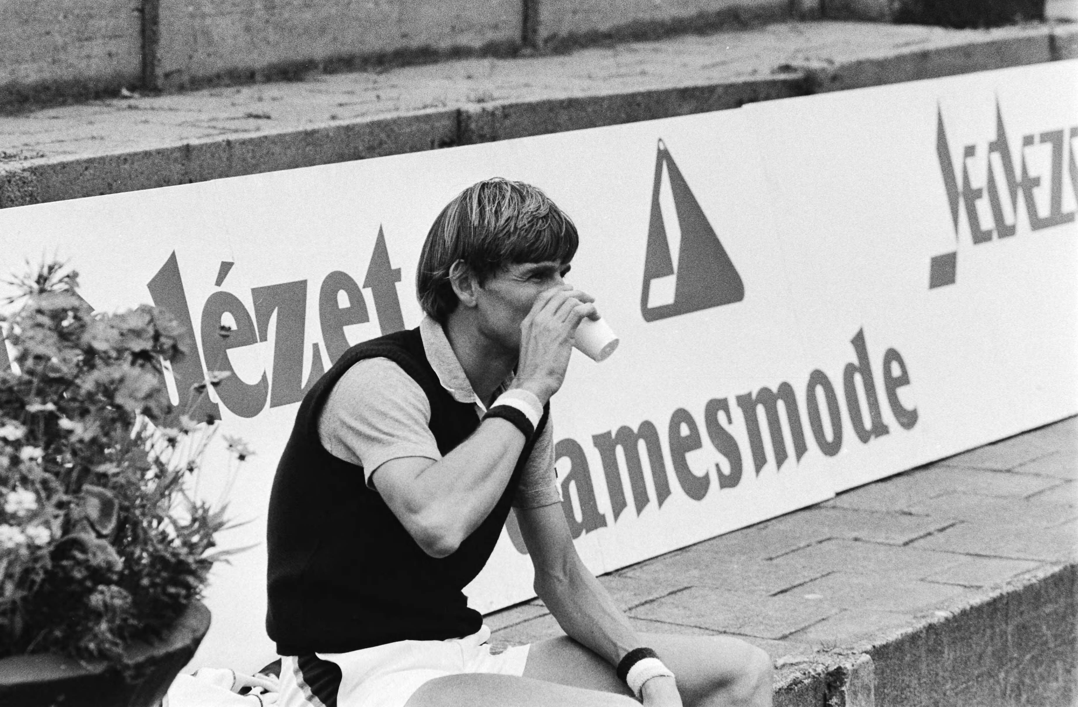 Nederlandse kampioenschappen tennis, Scheveningen — Loek Sanders drinkend — Foto: Antonisse, Marcel / Anefo. Licentie: Set B: Rechtenvrij / Publiek Domein. Bron: Nationaal Archief. http://hdl.handle.net/10648/ace56f14-d0b4-102d-bcf8-003048976d84