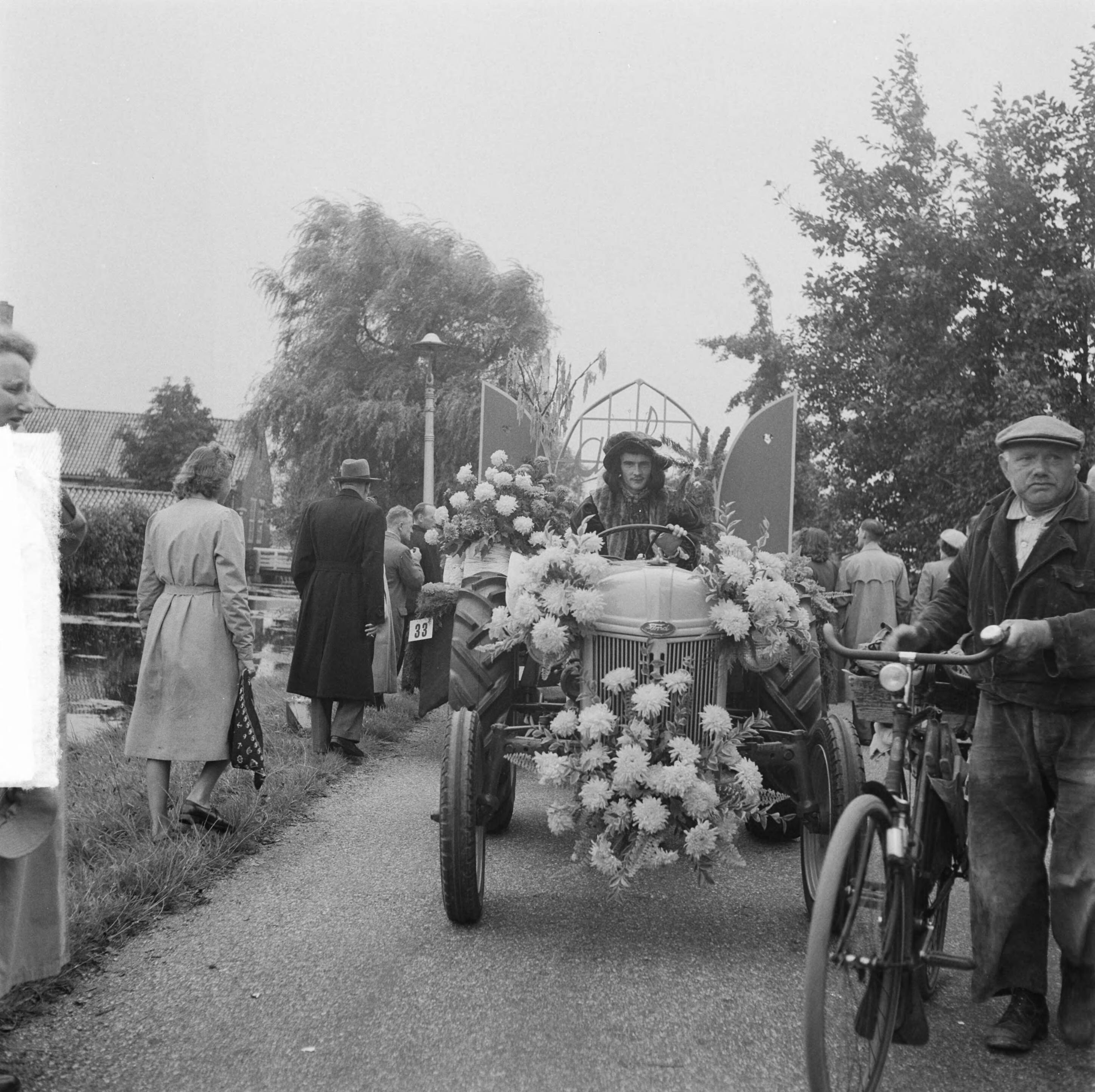 Fotocollectie Anefo — Bloemencorso Aalsmeer — Foto: Pot, Harry / Anefo. Licentie: Set B: Rechtenvrij / Publiek Domein. Bron: Nationaal Archief. http://hdl.handle.net/10648/a8deb45c-d0b4-102d-bcf8-003048976d84