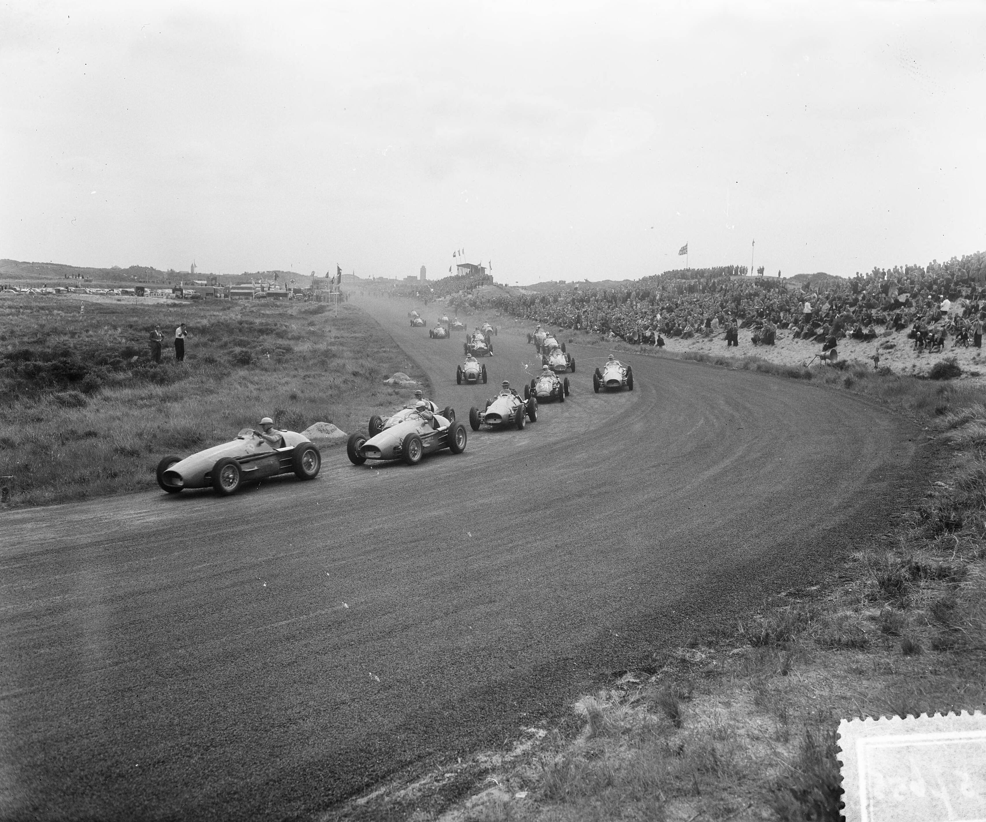 Grand Prix Zandvoort 1953 — Autoraces Dutch Grand Prix Zandvoort. Race-auto's in de bocht — Foto: Pot, Harry / Anefo. Licentie: Set B: Rechtenvrij / Publiek Domein. Bron: Nationaal Archief. http://hdl.handle.net/10648/a90d596a-d0b4-102d-bcf8-003048976d84