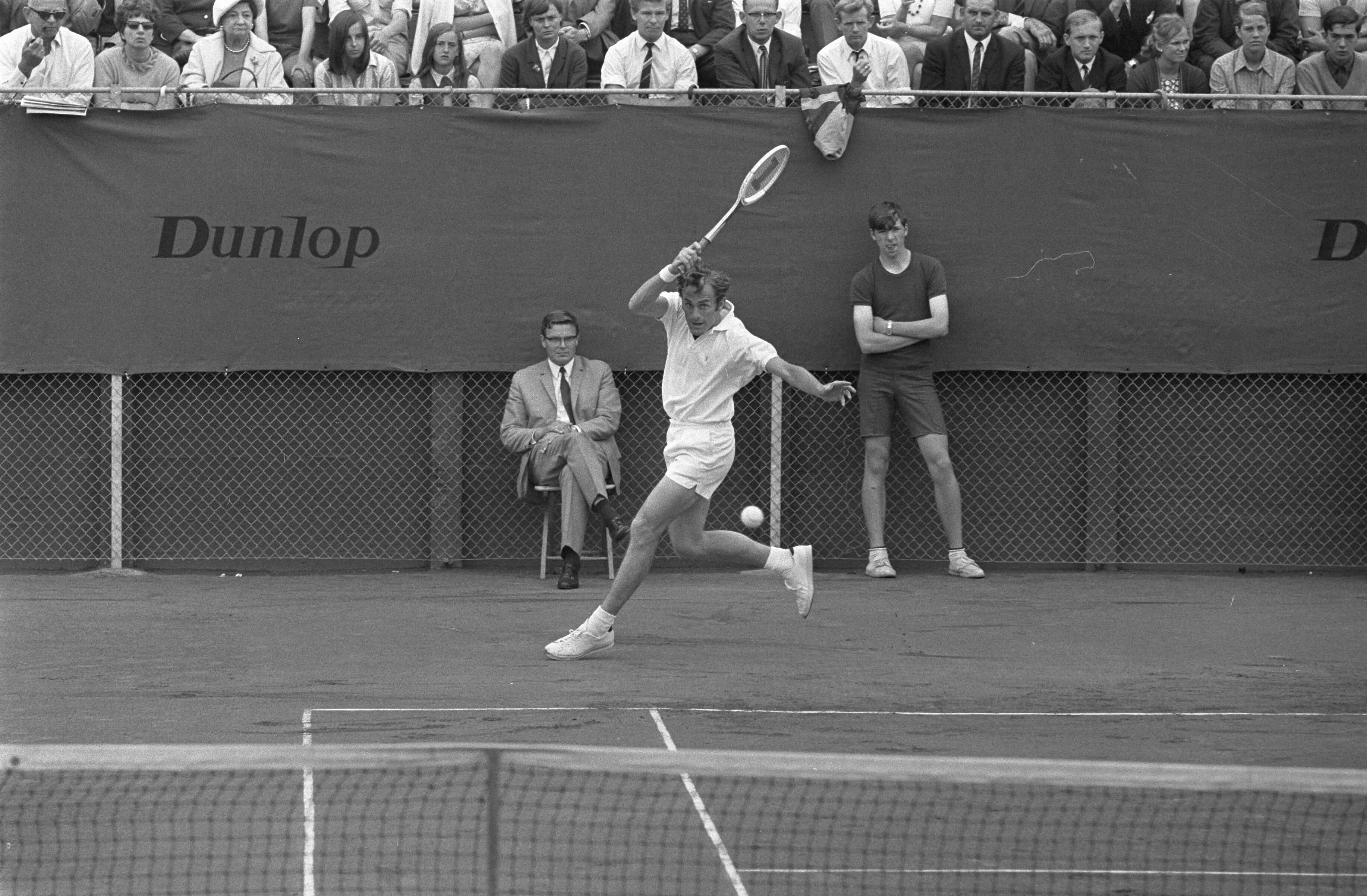 Tenniswedstrijden op de METS-banen te Scheveningen — Newcombe in actie — Foto: Fotograaf Onbekend / Anefo. Licentie: Set B: Rechtenvrij / Publiek Domein. Bron: Nationaal Archief. http://hdl.handle.net/10648/ab71aa1c-d0b4-102d-bcf8-003048976d84