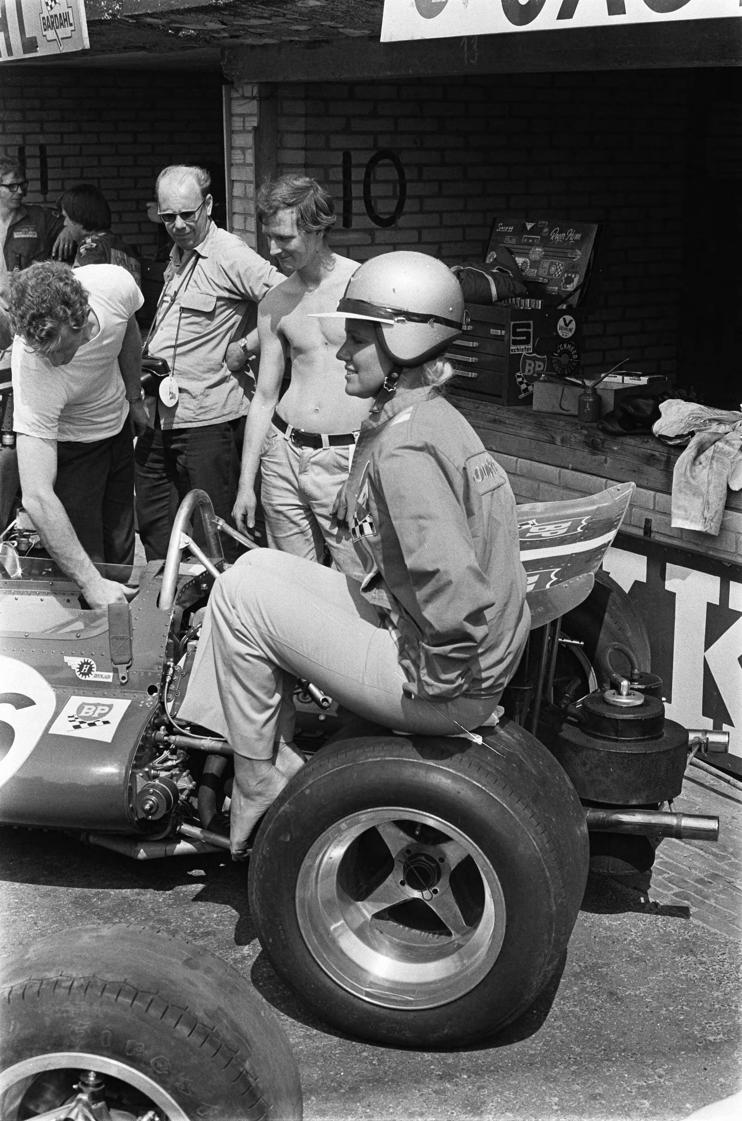 Grand Prix Zandvoort 1970, training — Grand Prix 1970 voor Formule I wagens te Zandvoort; eerste trainingsdag — Foto: Evers, Joost / Anefo. Licentie: Set B: Rechtenvrij / Publiek Domein. Bron: Nationaal Archief. http://hdl.handle.net/10648/ab9a0912-d0b4-102d-bcf8-003048976d84