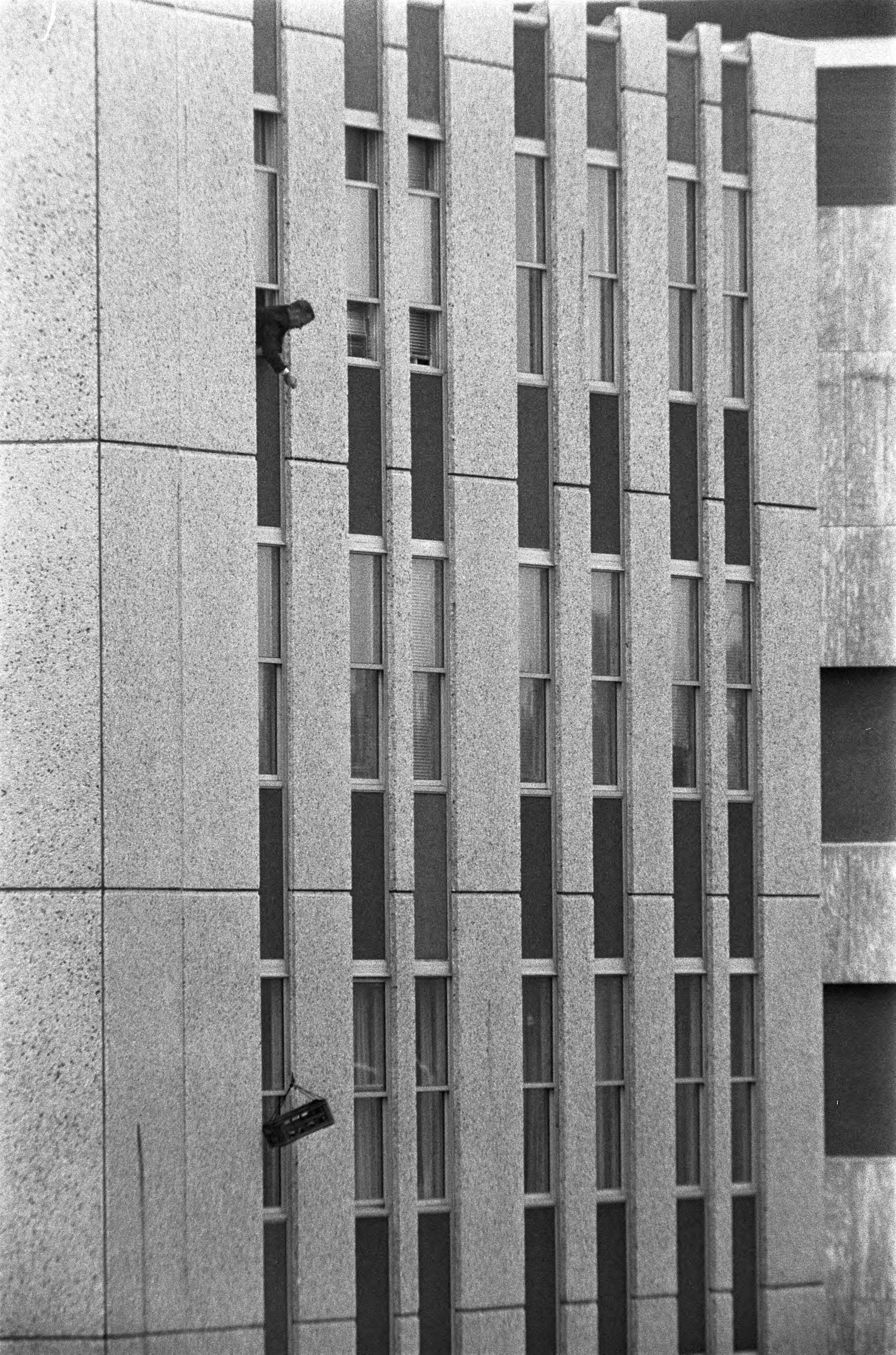 Fotocollectie Anefo — Gijzelingsdrama Den Haag ; voedsel wordt naar boven gehesen — Foto: Peters, Hans / Anefo. Licentie: Set B: Rechtenvrij / Publiek Domein. Bron: Nationaal Archief. http://hdl.handle.net/10648/ac5581a6-d0b4-102d-bcf8-003048976d84