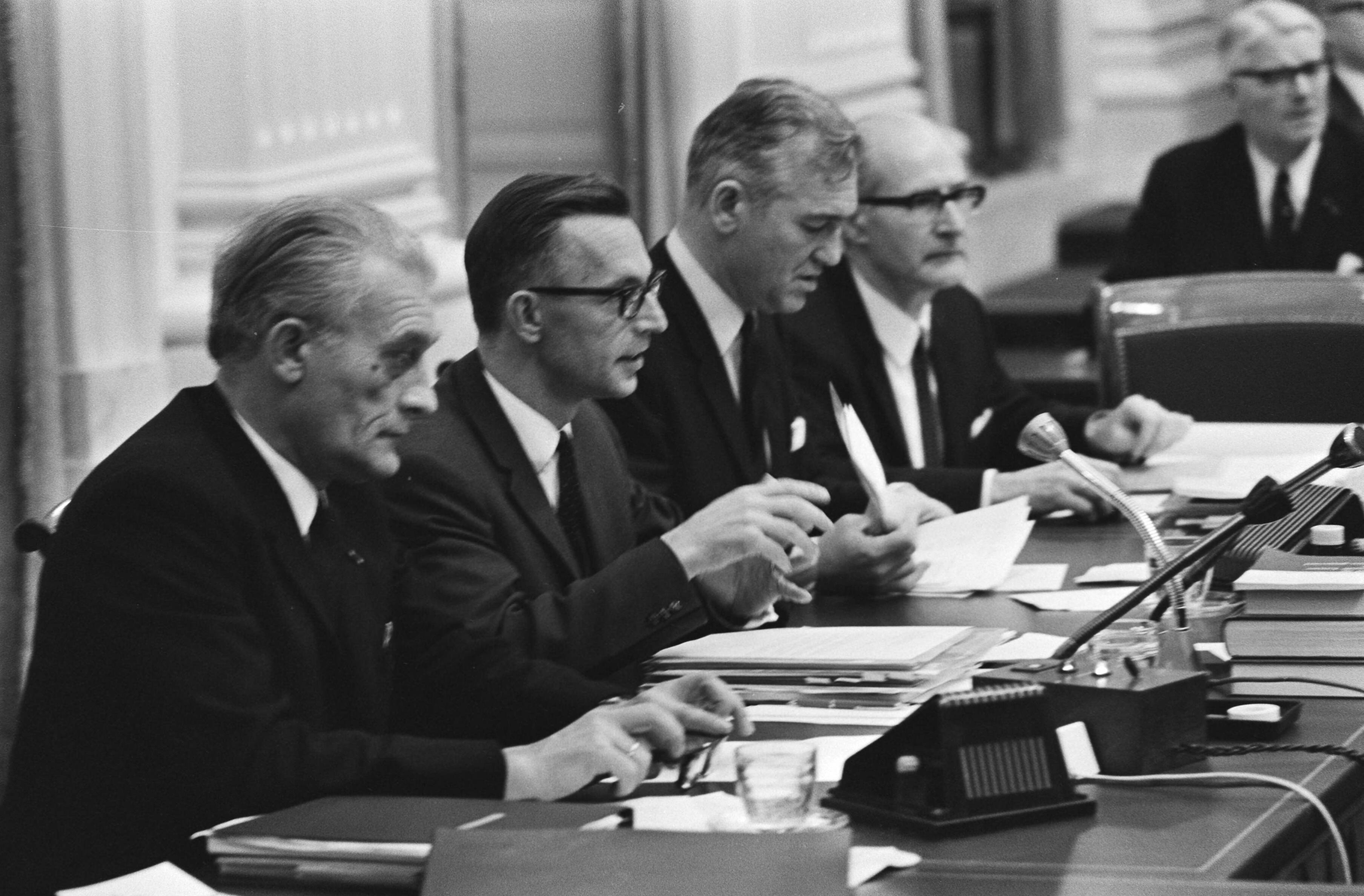Fotocollectie Anefo — Tweede Kamer behandelt brieven van ministerie van Sociale Zaken, Economische Zaken en Volkshuisvesting m.b.t. Oost-Groningen — Foto: Mieremet, Rob / Anefo. Licentie: Set B: Rechtenvrij / Publiek Domein. Bron: Nationaal Archief. http://hdl.handle.net/10648/abb195a0-d0b4-102d-bcf8-003048976d84