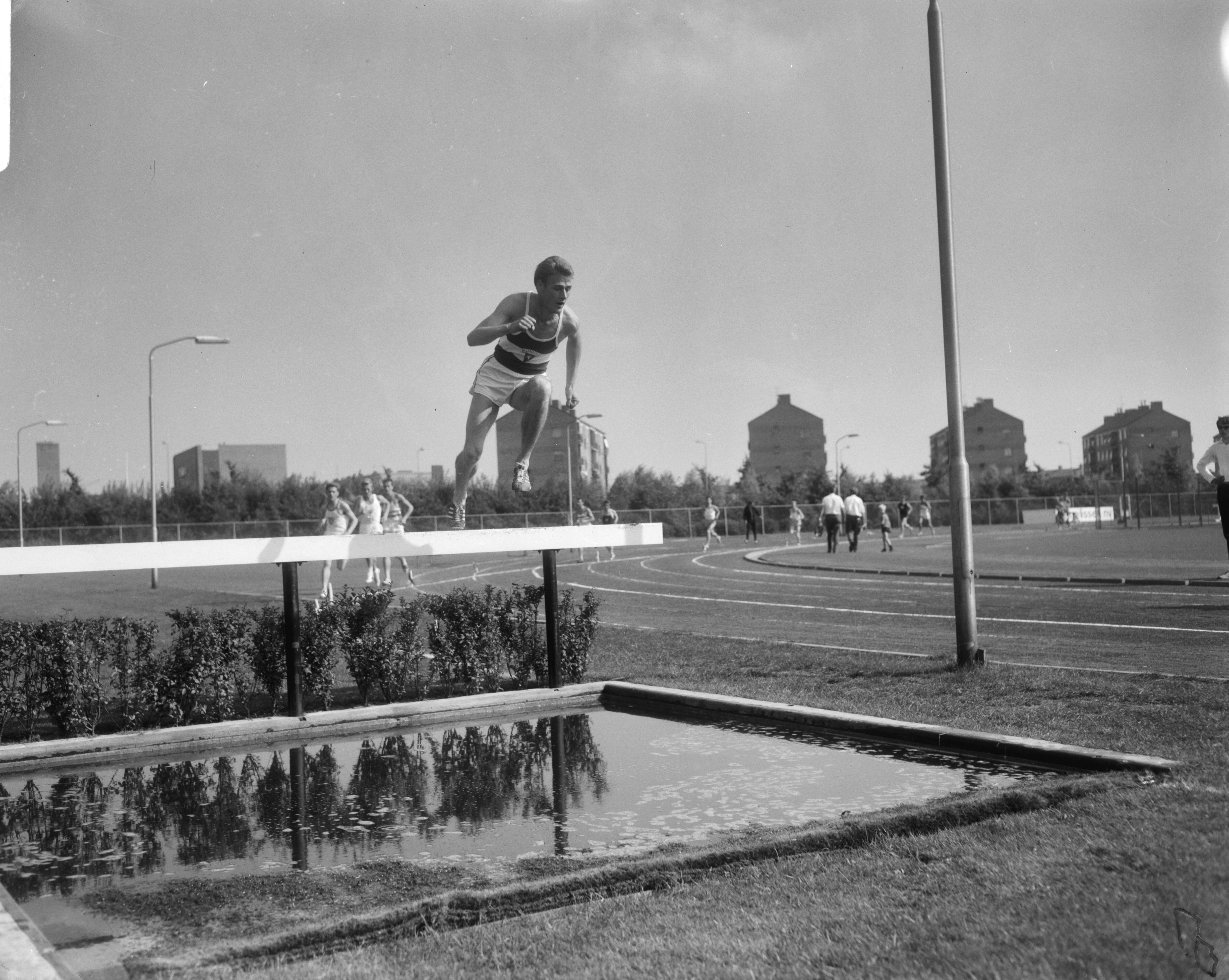 Fotocollectie Anefo — Nationale Atletiekwedstrijden te Haarlem, steeple chase, 300 meter , W. Willems (Kimbria) — Foto: Bilsen, Joop van / Anefo. Licentie: Set B: Rechtenvrij / Publiek Domein. Bron: Nationaal Archief. http://hdl.handle.net/10648/aaf72de6-d0b4-102d-bcf8-003048976d84