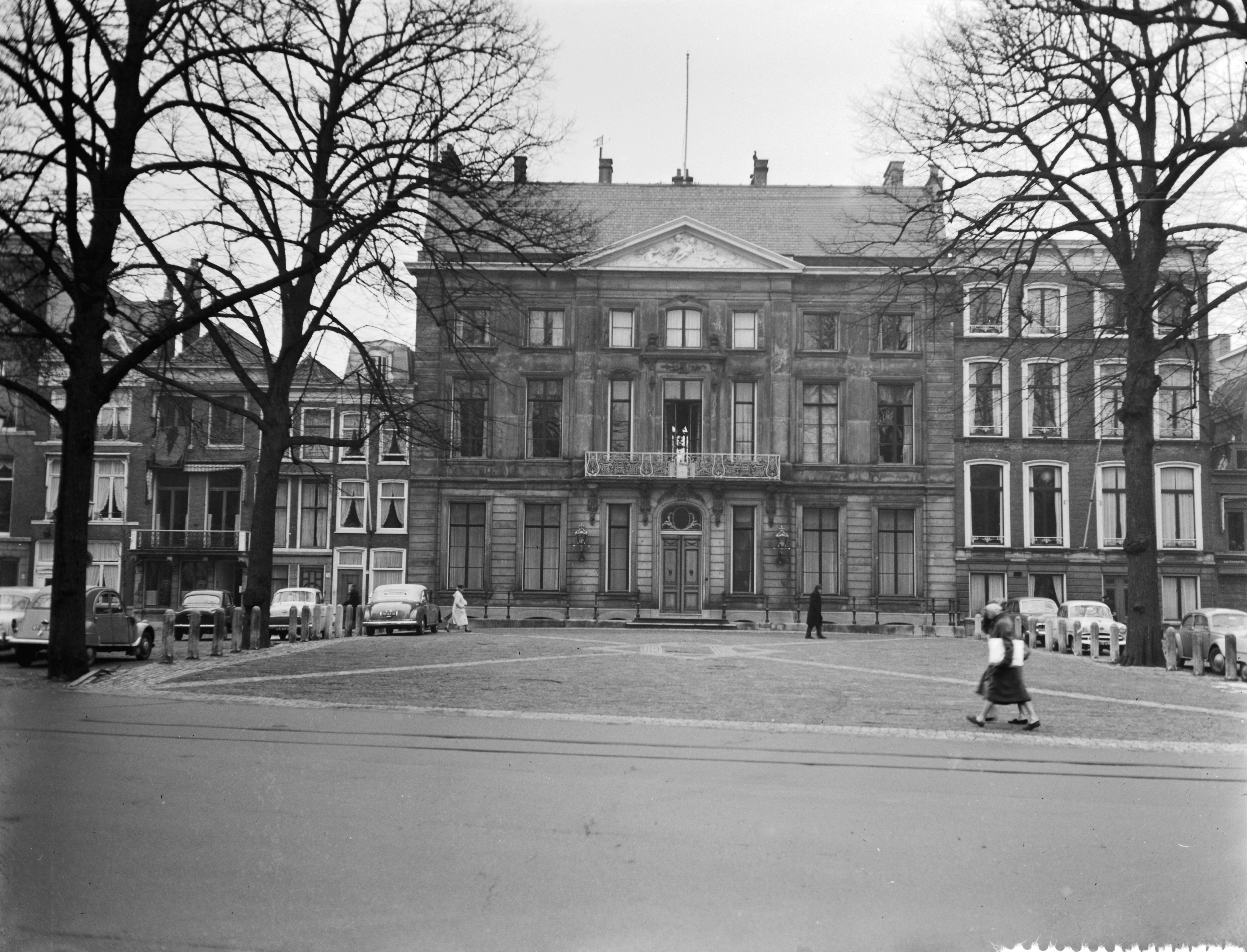 Fotocollectie Anefo — Paleis "Lange Voorhout" in Den Haag — Foto: Rossem, Wim van / Anefo. Licentie: Set B: Rechtenvrij / Publiek Domein. Bron: Nationaal Archief. http://hdl.handle.net/10648/a976aac8-d0b4-102d-bcf8-003048976d84