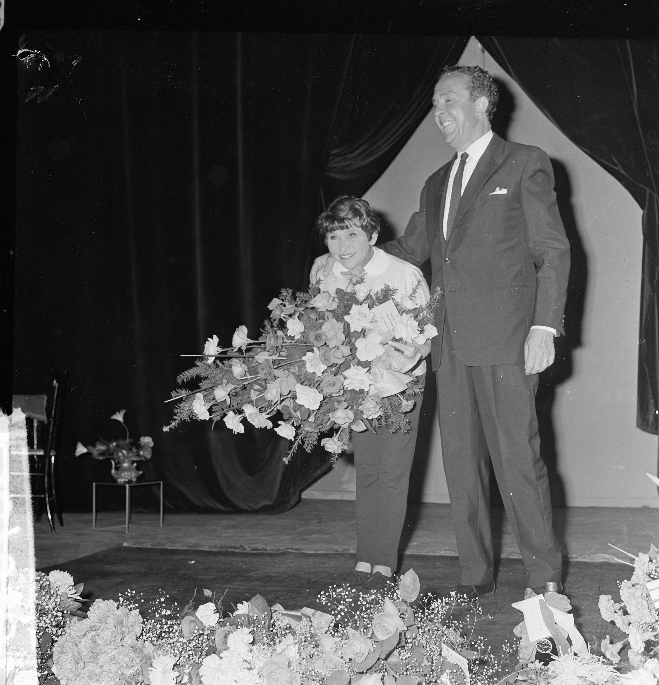 Fotocollectie Anefo — Première Wim Kan cabaret in Den Haag, bloemenhulde voor Corry Vonk en Wim Kan — Foto: Koch, Eric / Anefo. Licentie: Set B: Rechtenvrij / Publiek Domein. Bron: Nationaal Archief. http://hdl.handle.net/10648/aa72c7d6-d0b4-102d-bcf8-003048976d84