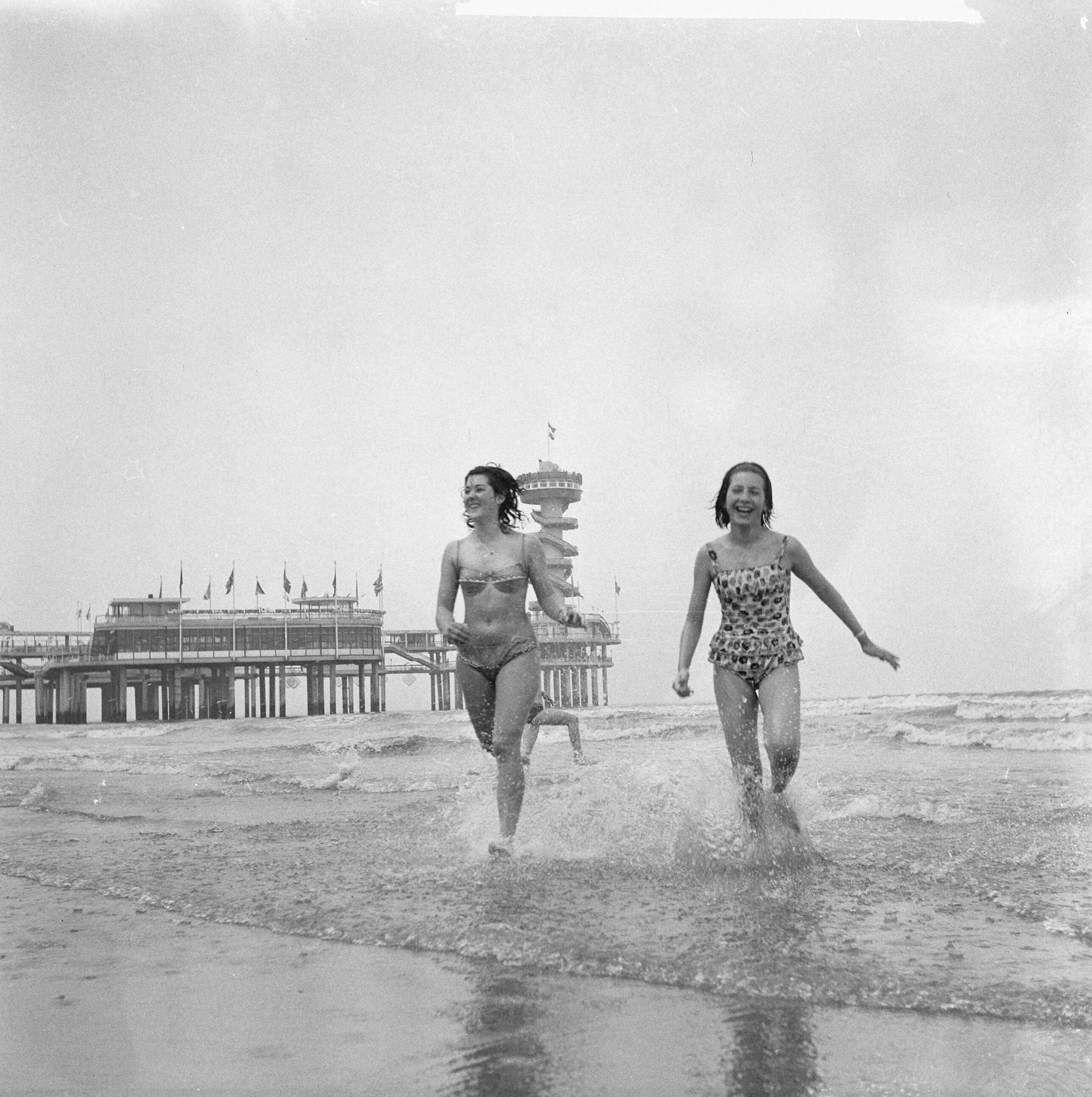 Fotocollectie Anefo — Eerste badgasten in Scheveningen — Foto: Nijs, Jac. de / Anefo. Licentie: Set B: Rechtenvrij / Publiek Domein. Bron: Nationaal Archief. http://hdl.handle.net/10648/aa034e56-d0b4-102d-bcf8-003048976d84