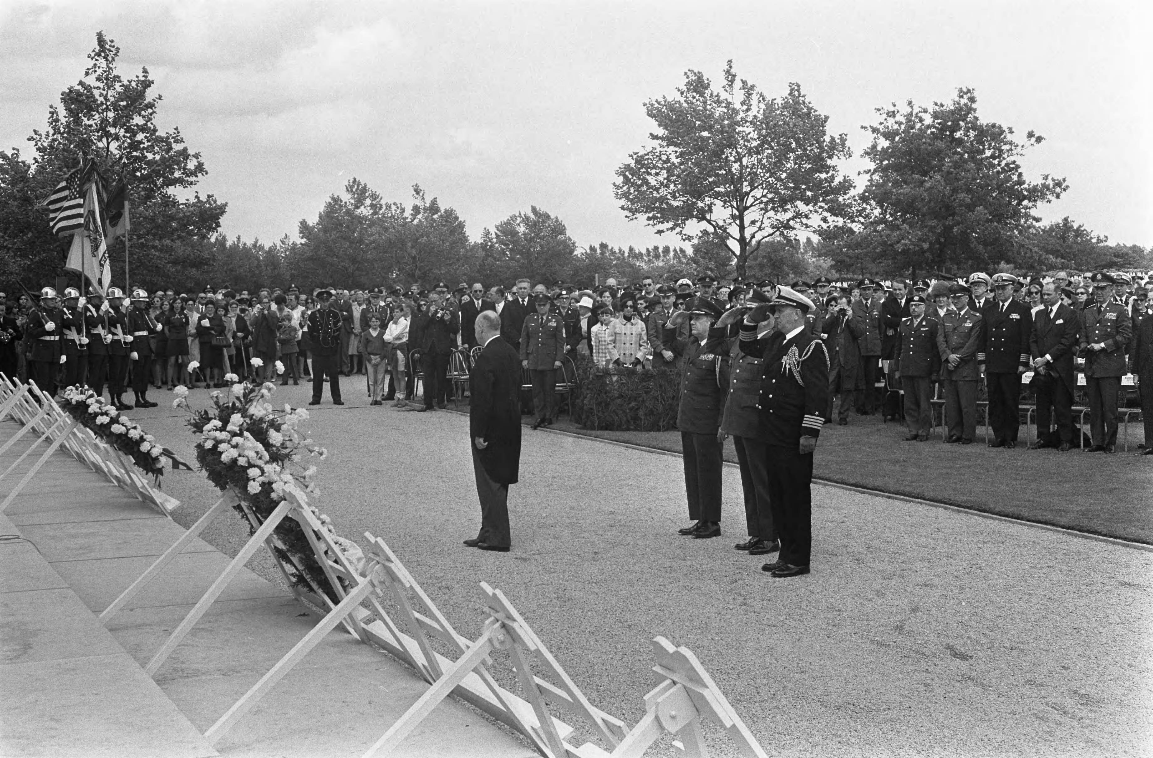 Fotocollectie Anefo — Memorial Day op Margratens erebegraafplaats v.l.n.r. Minister den Toom , Prins Bernhard , Amerikaanse ambassadeur W. Tyler — Foto: Koch, Eric / Anefo. Licentie: Set B: Rechtenvrij / Publiek Domein. Bron: Nationaal Archief. http://hdl.handle.net/10648/ab6c0c4c-d0b4-102d-bcf8-003048976d84