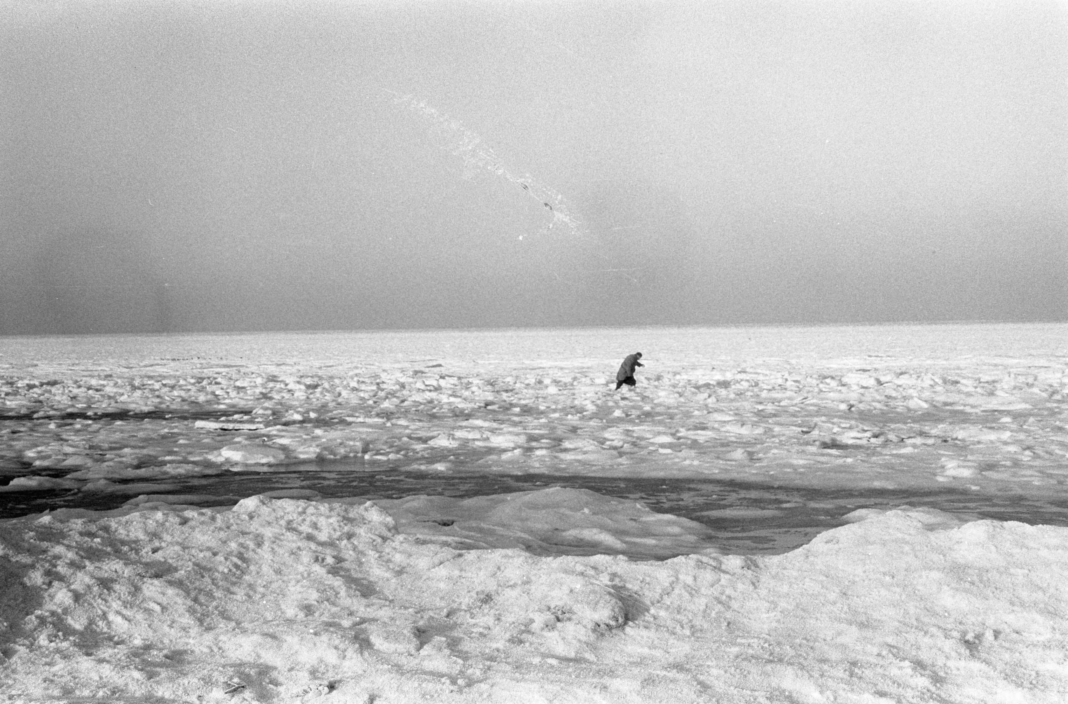 Fotocollectie Anefo — Noordzee voor de kust van Zandvoort dichtgevroren — Foto: Pot, Harry / Anefo. Licentie: Set B: Rechtenvrij / Publiek Domein. Bron: Nationaal Archief. http://hdl.handle.net/10648/aa2736fe-d0b4-102d-bcf8-003048976d84