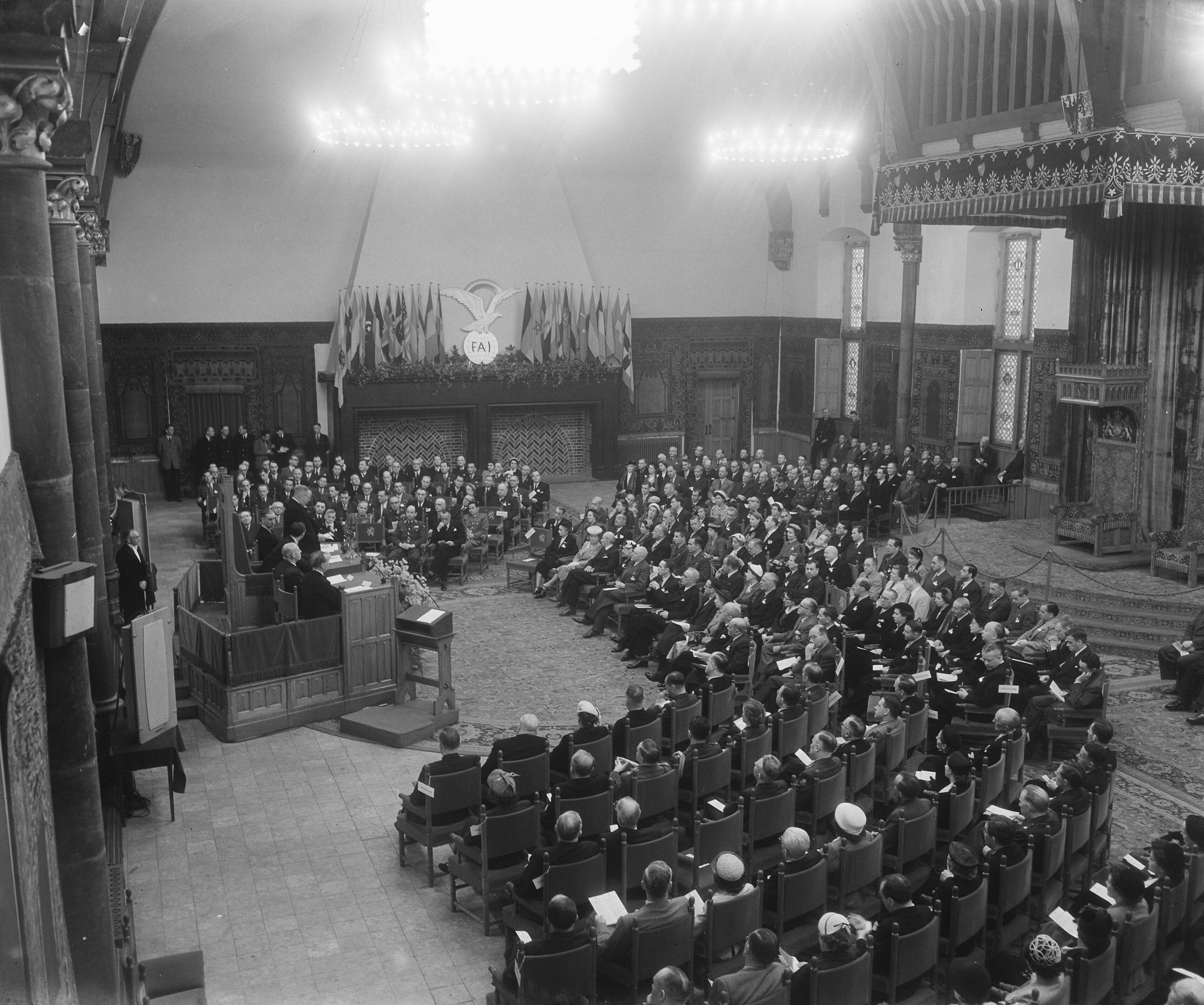 Fotocollectie Anefo — Prins Bernhard opent de 46e jaarvergadering der Fédération Aéronautique Internationale in de Ridderzaal te Den Haag — Foto: Pot, Harry / Anefo. Licentie: Set B: Rechtenvrij / Publiek Domein. Bron: Nationaal Archief. http://hdl.handle.net/10648/a90c0e0c-d0b4-102d-bcf8-003048976d84