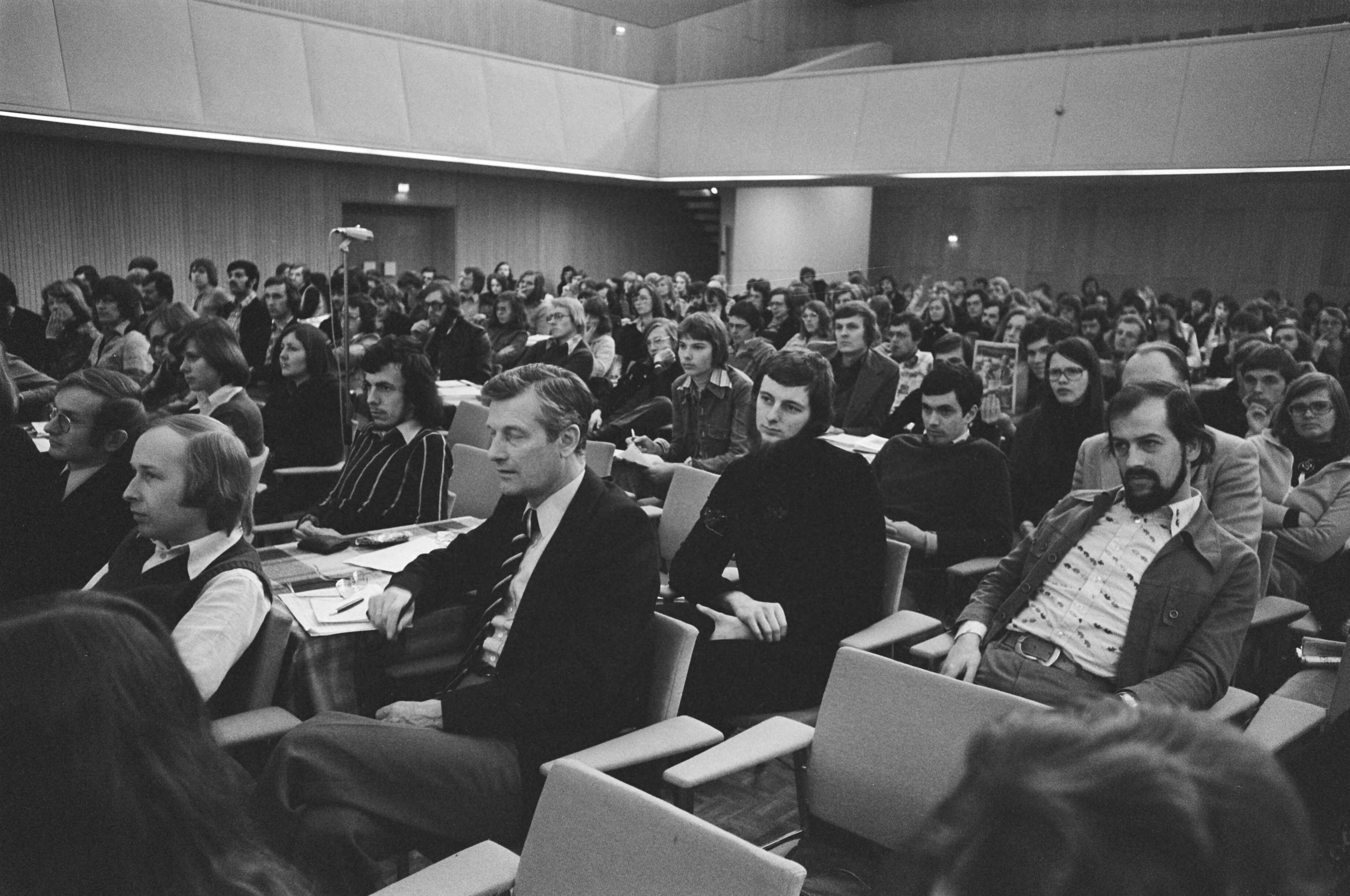 Fotocollectie Anefo — Congres Arjos (AR Jongeren) Den Haag — Foto: Mieremet, Rob / Anefo. Licentie: Set B: Rechtenvrij / Publiek Domein. Bron: Nationaal Archief. http://hdl.handle.net/10648/ac7fa1a2-d0b4-102d-bcf8-003048976d84