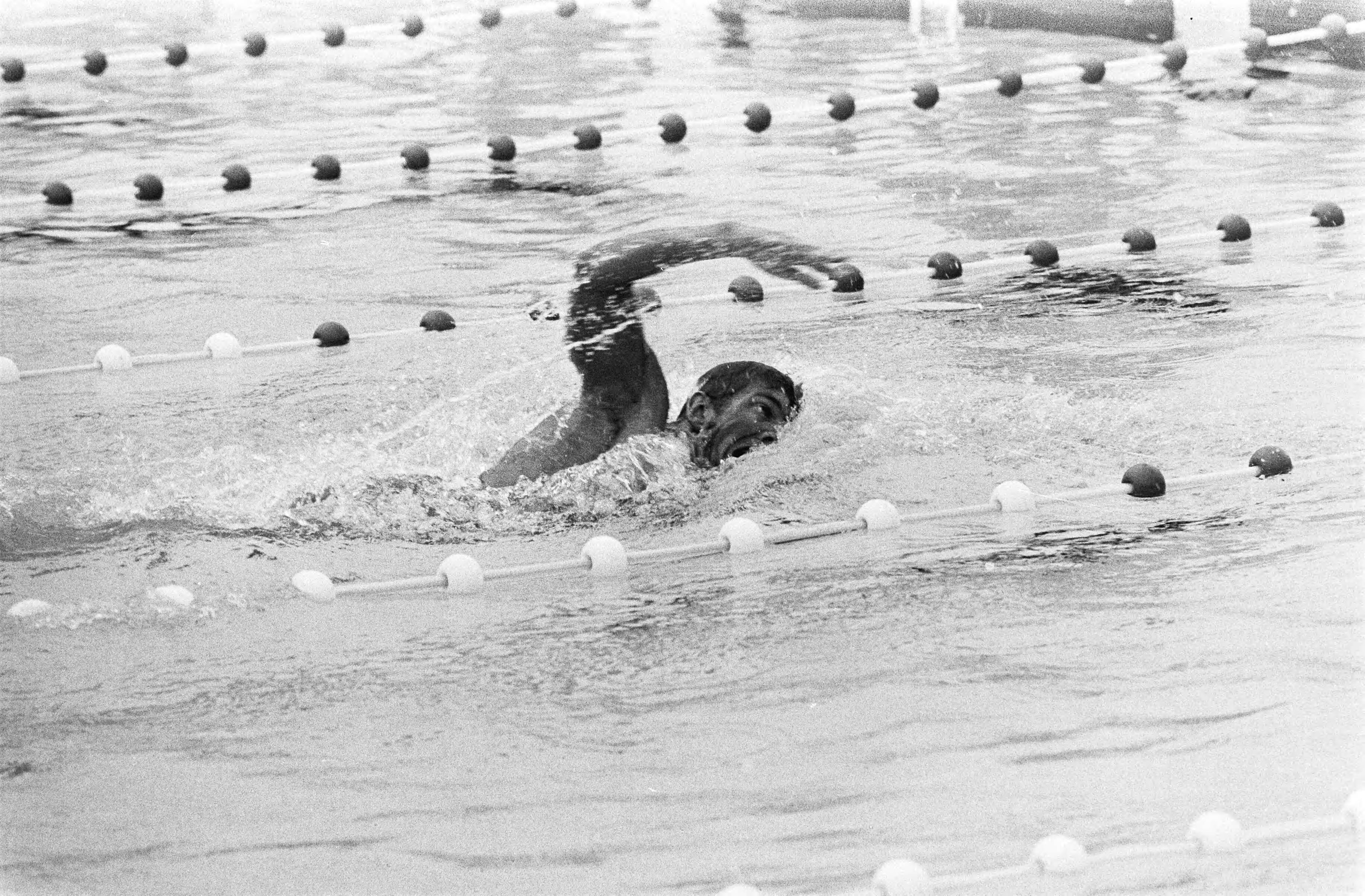 Fotocollectie Anefo — Nationale kampioenschappen zwemmen te Den Haag , Peter Prijdekker in actie — Foto: Peters, Hans / Anefo. Licentie: Set B: Rechtenvrij / Publiek Domein. Bron: Nationaal Archief. http://hdl.handle.net/10648/abc80970-d0b4-102d-bcf8-003048976d84