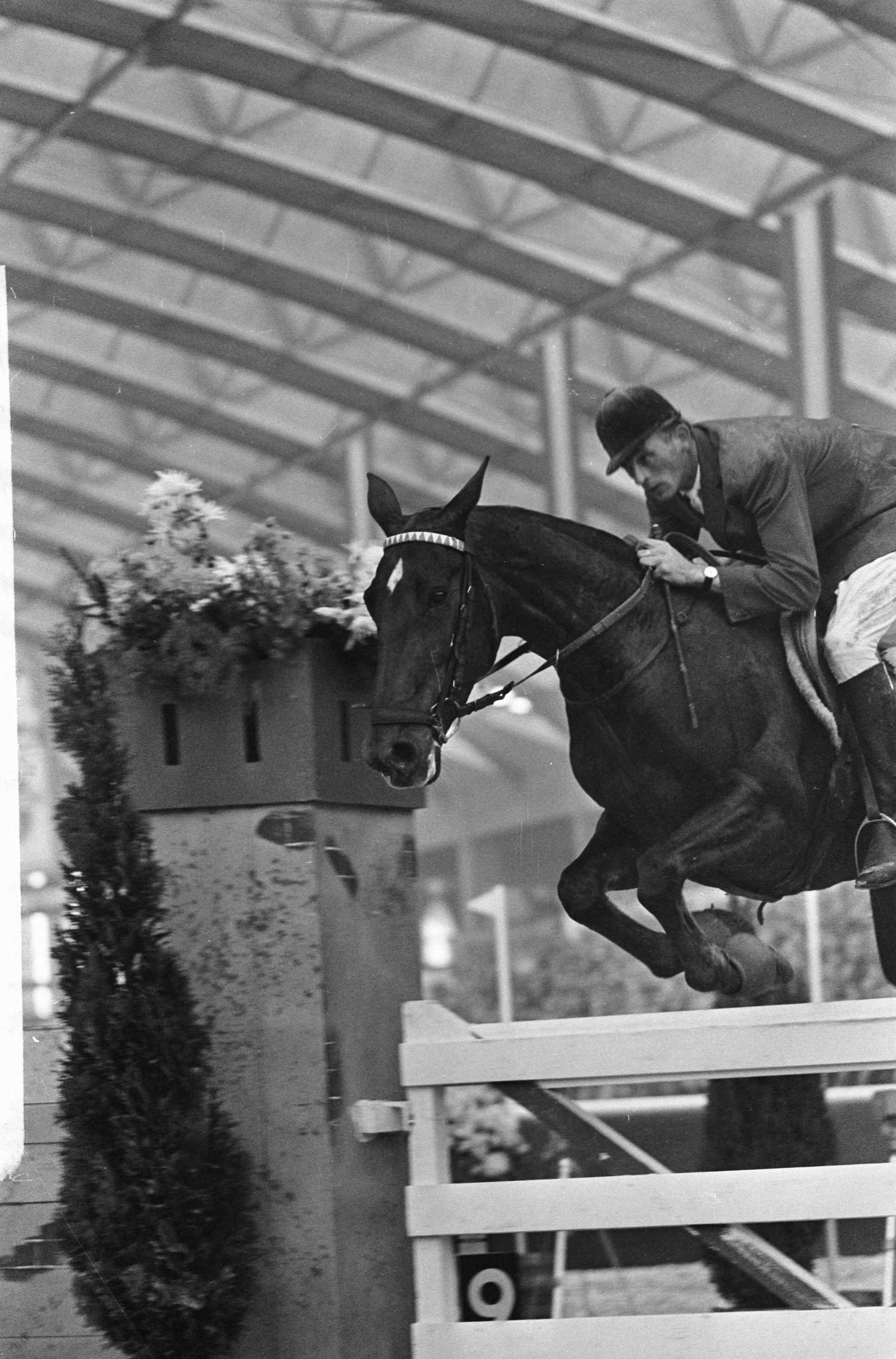 Jumping Amsterdam 1965 in de RAI te Amsterdam — Maathuis tijdens sprong op paard Fliegette — Foto: Fotograaf Onbekend / Anefo. Licentie: Set B: Rechtenvrij / Publiek Domein. Bron: Nationaal Archief. http://hdl.handle.net/10648/aac93198-d0b4-102d-bcf8-003048976d84