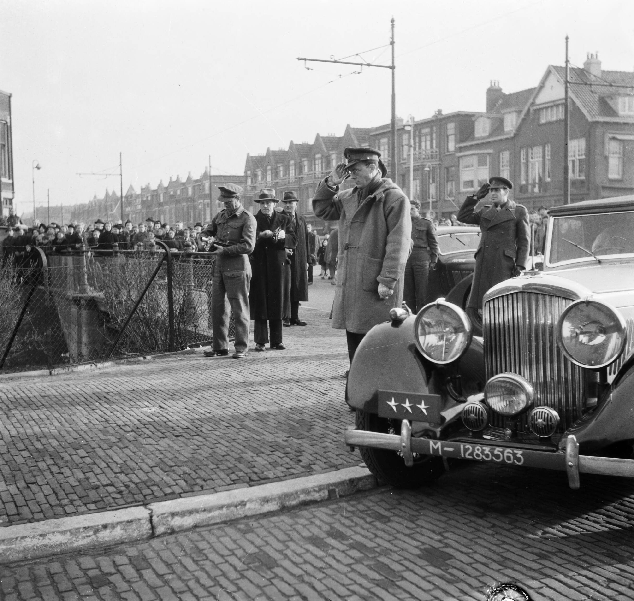 Prins Bernhard inspecteert Nederlandse militairen bij de Valkenboskade, hoek Berberisstraat in Den Haag — prinsen|militairen|auto's|Bernhard (prins Nederland)|Den Haag|Zuid-Holland|koninklijk huis — Foto: Poll, Willem van de. Licentie: Set B: Rechtenvrij / Publiek Domein. Bron: Nationaal Archief. http://hdl.handle.net/10648/aeea366e-d0b4-102d-bcf8-003048976d84