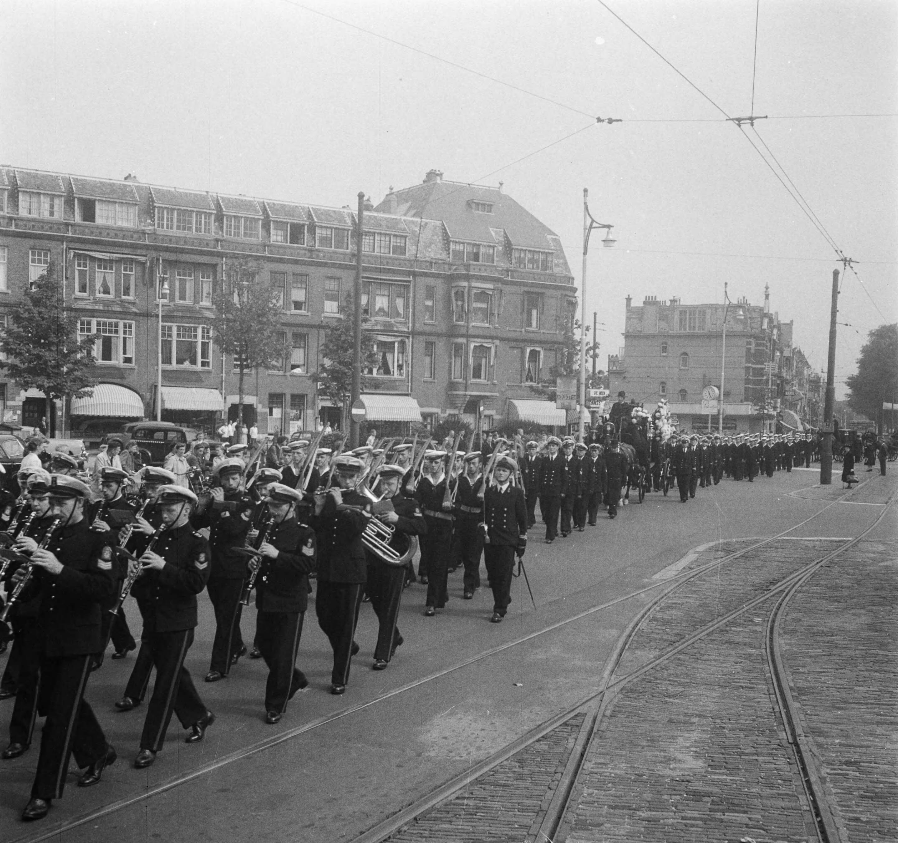Fotocollectie Anefo — Marine begrafenis van luitenant-ter-zee Van der Werf te Den Haag — Foto: Pot, Harry / Anefo. Licentie: Set B: Rechtenvrij / Publiek Domein. Bron: Nationaal Archief. http://hdl.handle.net/10648/a8ef00dc-d0b4-102d-bcf8-003048976d84