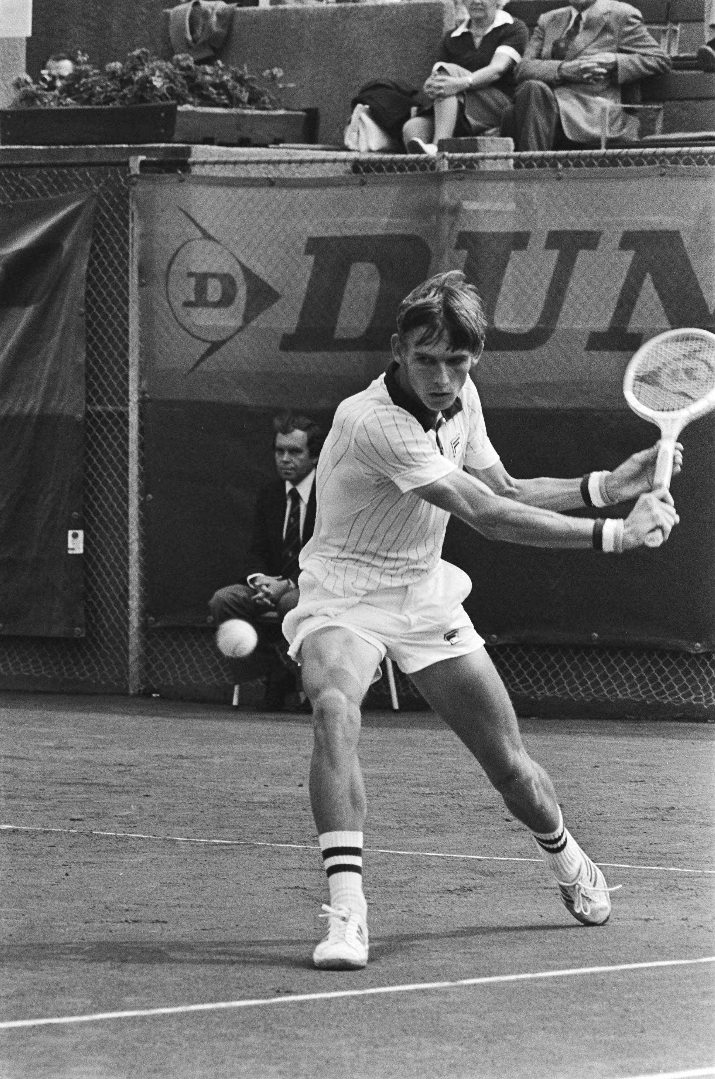 Fotocollectie Anefo — Nationale tenniskampioenschappen Scheveningen; Loek Sanders in actie — Foto: Peters, Hans / Anefo. Licentie: Set B: Rechtenvrij / Publiek Domein. Bron: Nationaal Archief. http://hdl.handle.net/10648/aca11b98-d0b4-102d-bcf8-003048976d84
