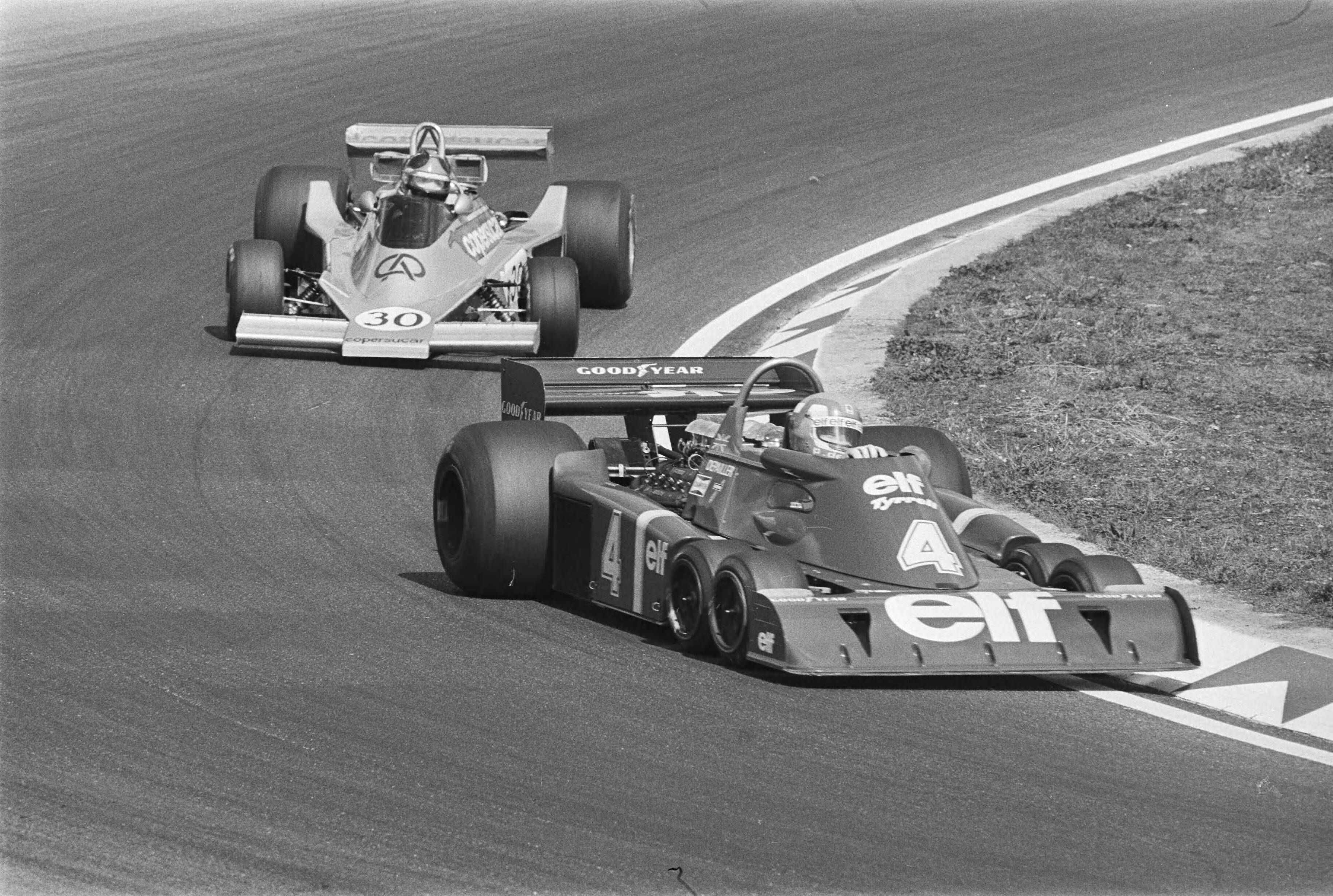 Fotocollectie Anefo — Training Grand Prix op Zandvoort; De Tijssell 34 (met zes wielen) met Depailler, achter hem Fittipalchi met een Coperrucar — Foto: Verhoeff, Bert / Anefo. Licentie: Set B: Rechtenvrij / Publiek Domein. Bron: Nationaal Archief. http://hdl.handle.net/10648/ac8a6916-d0b4-102d-bcf8-003048976d84