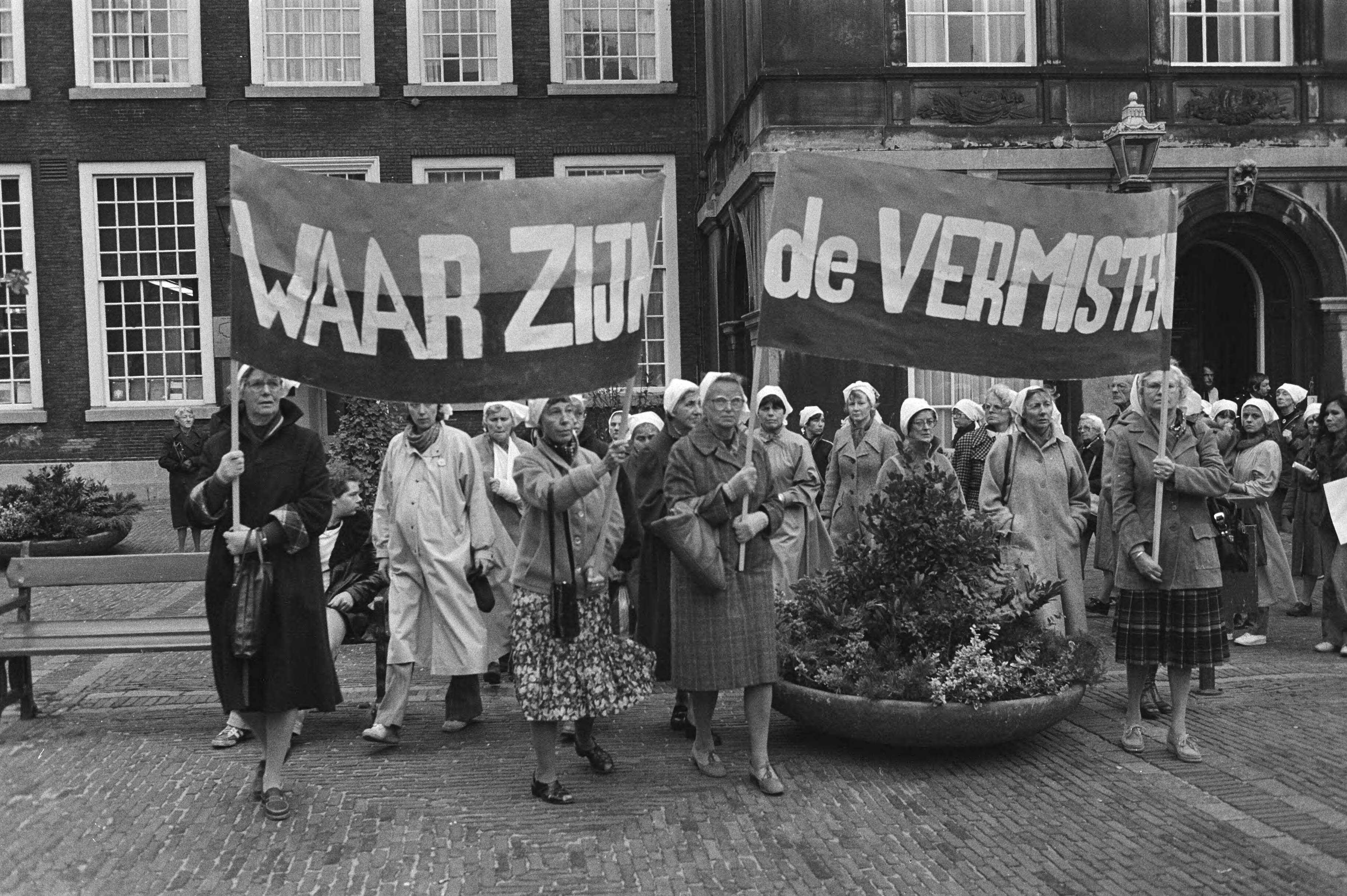 Fotocollectie Anefo — Vandaag op Binnenhof in Den Haag gedemonstreerd uit solidariteit met de zgn. Dwaze moeders in Argentinie, demonstranten op het Binnenhof — Foto: Pereira, Fernando / Anefo. Licentie: Set B: Rechtenvrij / Publiek Domein. Bron: Nationaal Archief. http://hdl.handle.net/10648/aceb091a-d0b4-102d-bcf8-003048976d84