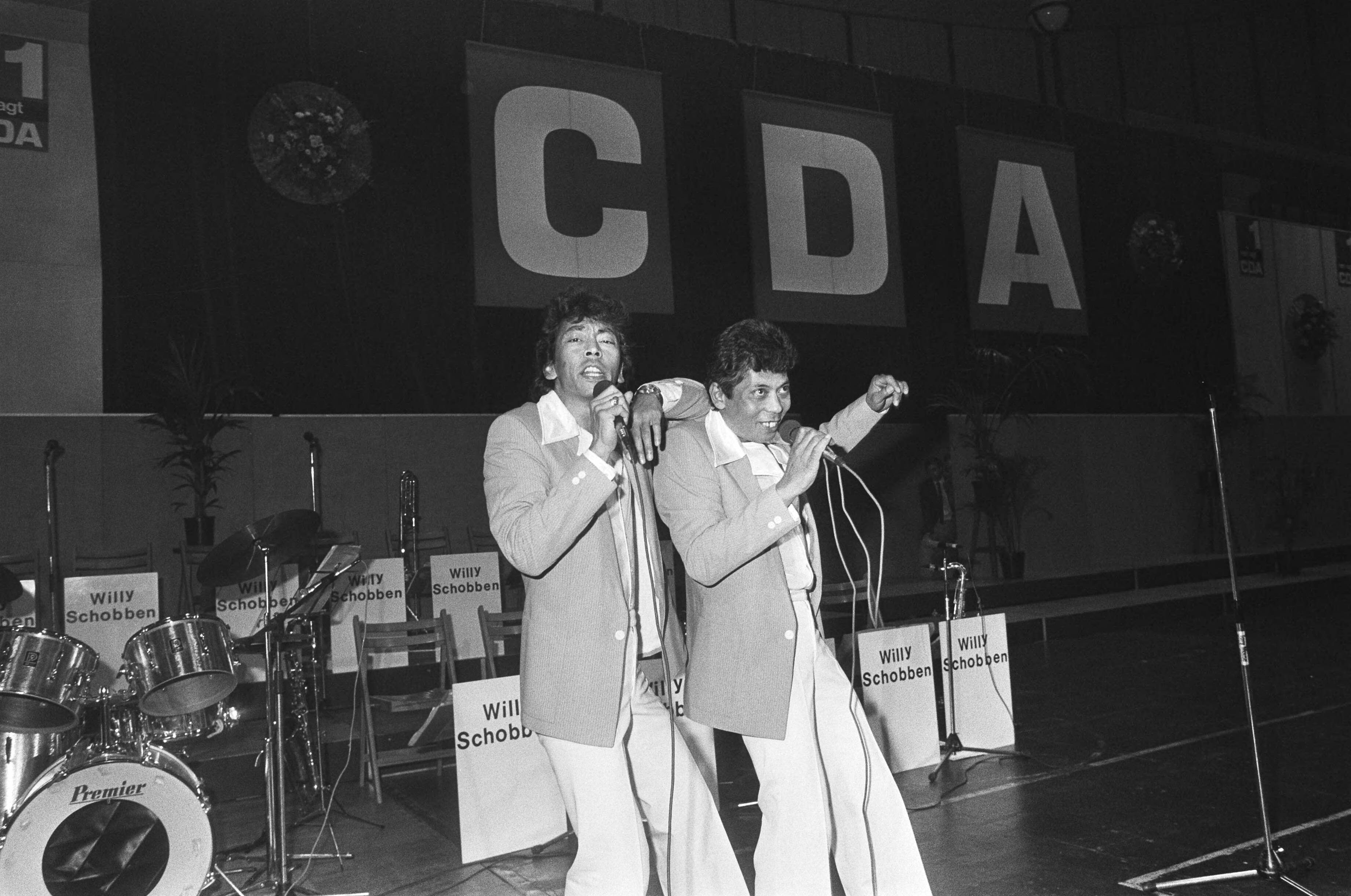 Fotocollectie Anefo — Tevens opdracht CDA, verkiezingsbijeenkomst CDA in Kerkrade optreden Blue Diamonds — Foto: Bogaerts, Rob / Anefo. Licentie: Set B: Rechtenvrij / Publiek Domein. Bron: Nationaal Archief. http://hdl.handle.net/10648/ad1dd372-d0b4-102d-bcf8-003048976d84