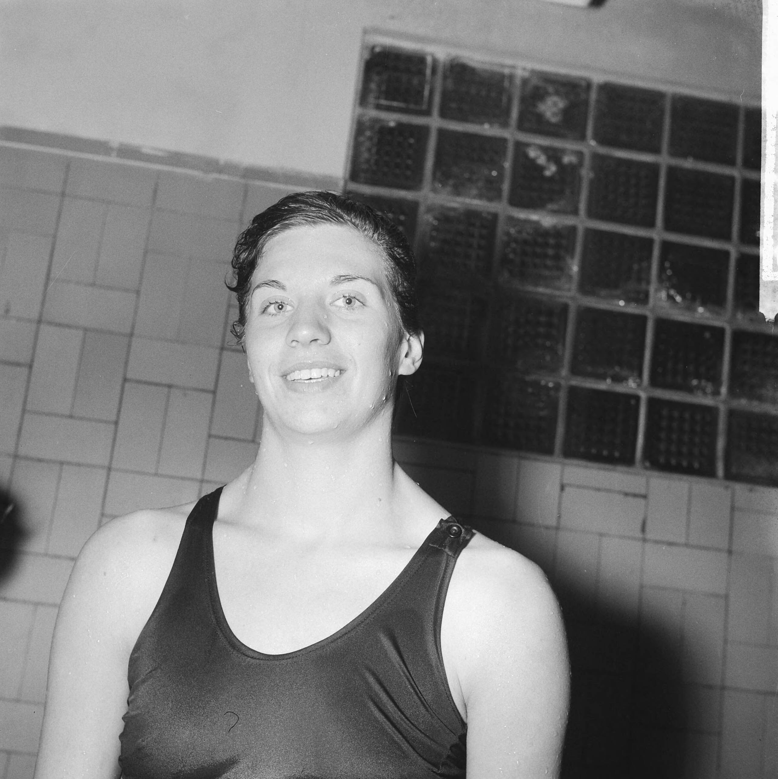 Fotocollectie Anefo — Zwemwedstrijden beste allroundzwemmers in zwembad De Mauritskade te Den Haag. Ria van Velzen (kampioen dames) — Foto: Nijs, Jac. de / Anefo. Licentie: Set B: Rechtenvrij / Publiek Domein. Bron: Nationaal Archief. http://hdl.handle.net/10648/a9edecfa-d0b4-102d-bcf8-003048976d84