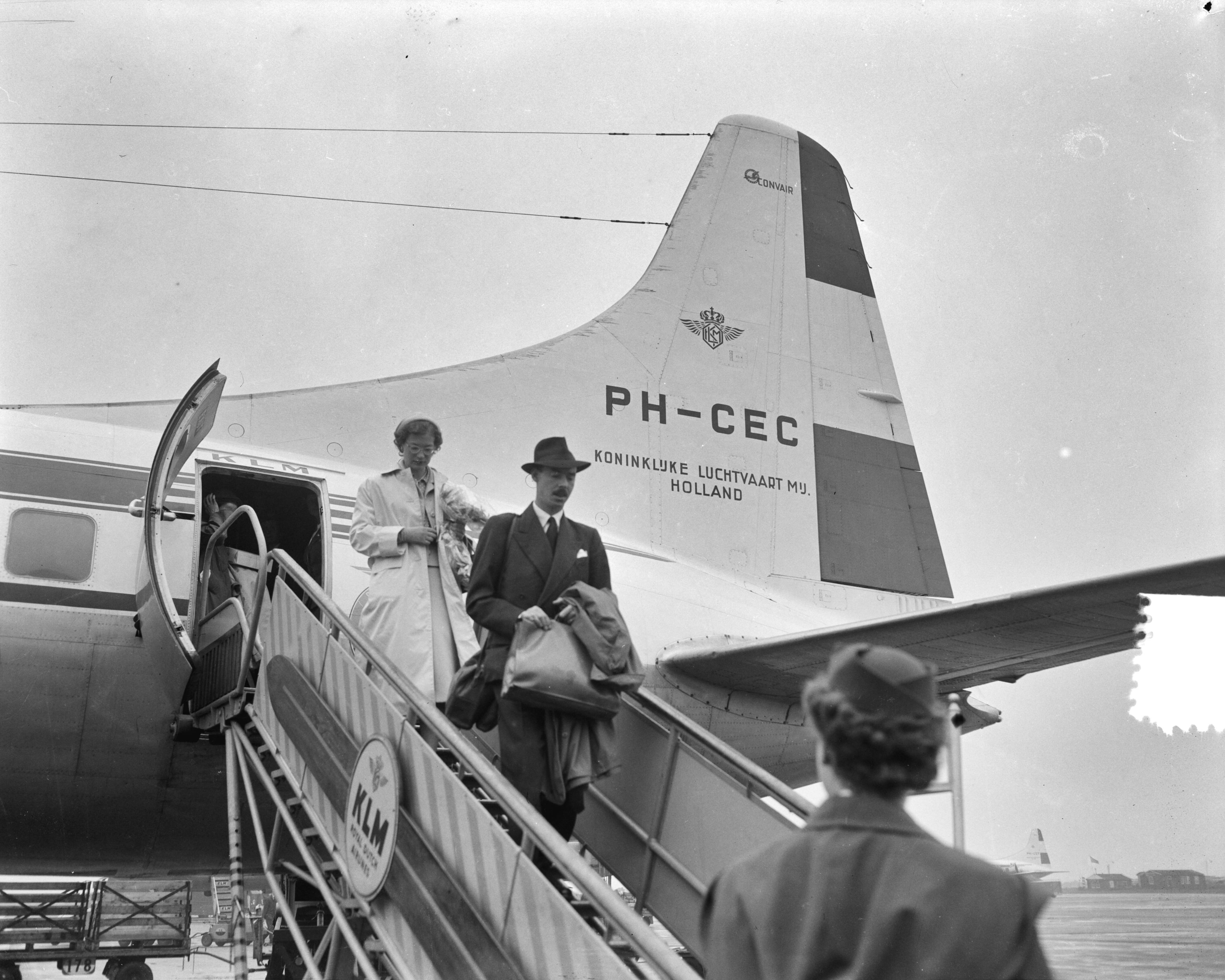 Fotocollectie Anefo — Kroonprins Jean en prinses Josephine-Charlotte van Luxemburg op doorreis op Schiphol — Foto: Pot, Harry / Anefo. Licentie: Set B: Rechtenvrij / Publiek Domein. Bron: Nationaal Archief. http://hdl.handle.net/10648/a94991be-d0b4-102d-bcf8-003048976d84