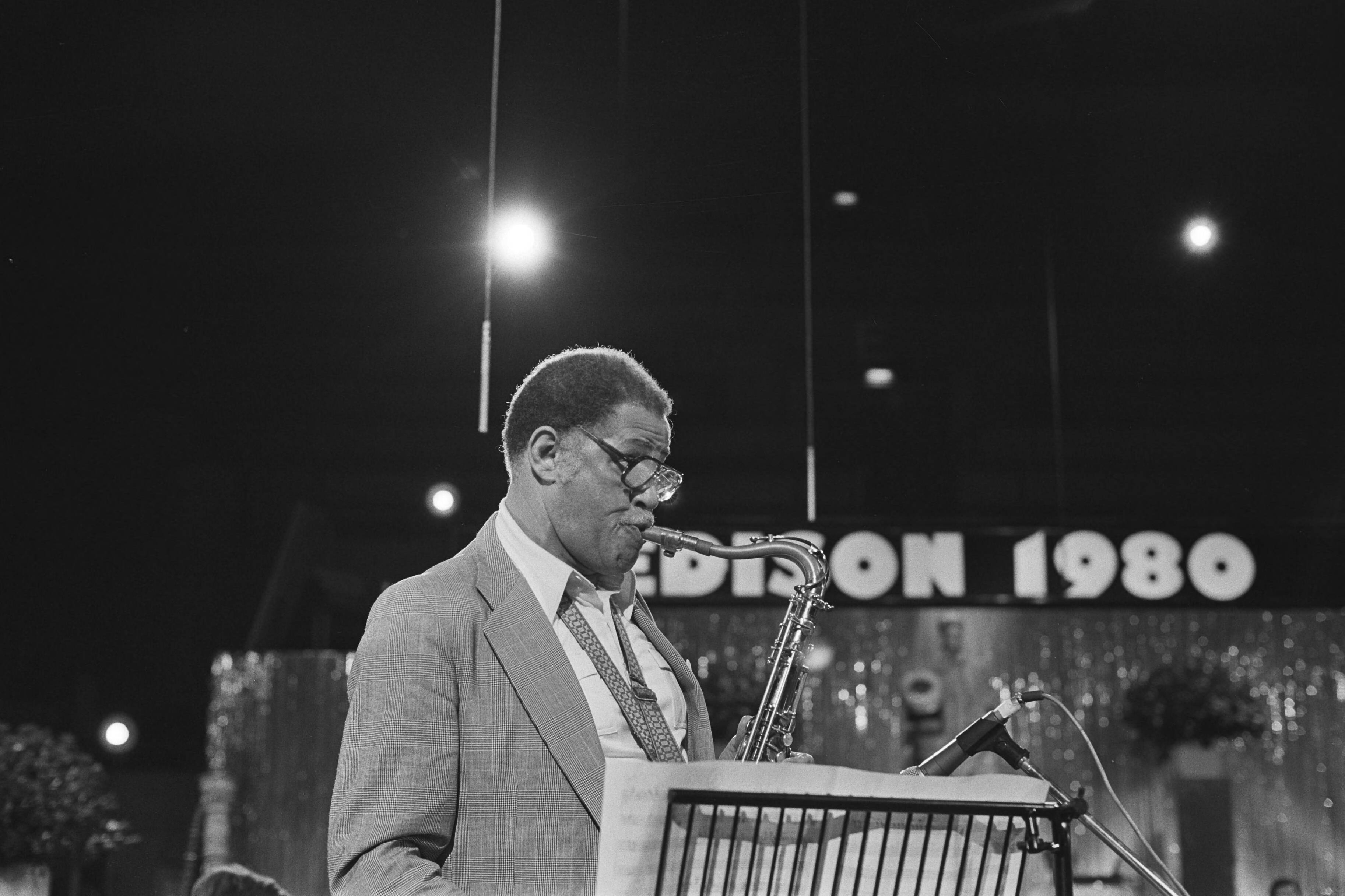 Fotocollectie Anefo — Generale repetitie voor AVRO-programma Edisons in concert Muziekcentrum Vredenburg te Utrecht, uitzending 31-10, Dexter Gordon — Foto: Bogaerts, Rob / Anefo. Licentie: Set B: Rechtenvrij / Publiek Domein. Bron: Nationaal Archief. http://hdl.handle.net/10648/acec4730-d0b4-102d-bcf8-003048976d84