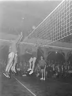 Fotocollectie Anefo — Volleybalwedstrijd heren Nederland tegen België in Den Haag — Foto: Behrens, Herbert F. / Anefo. Licentie: Set B: Rechtenvrij / Publiek Domein. Bron: Nationaal Archief. http://hdl.handle.net/10648/a977318c-d0b4-102d-bcf8-003048976d84