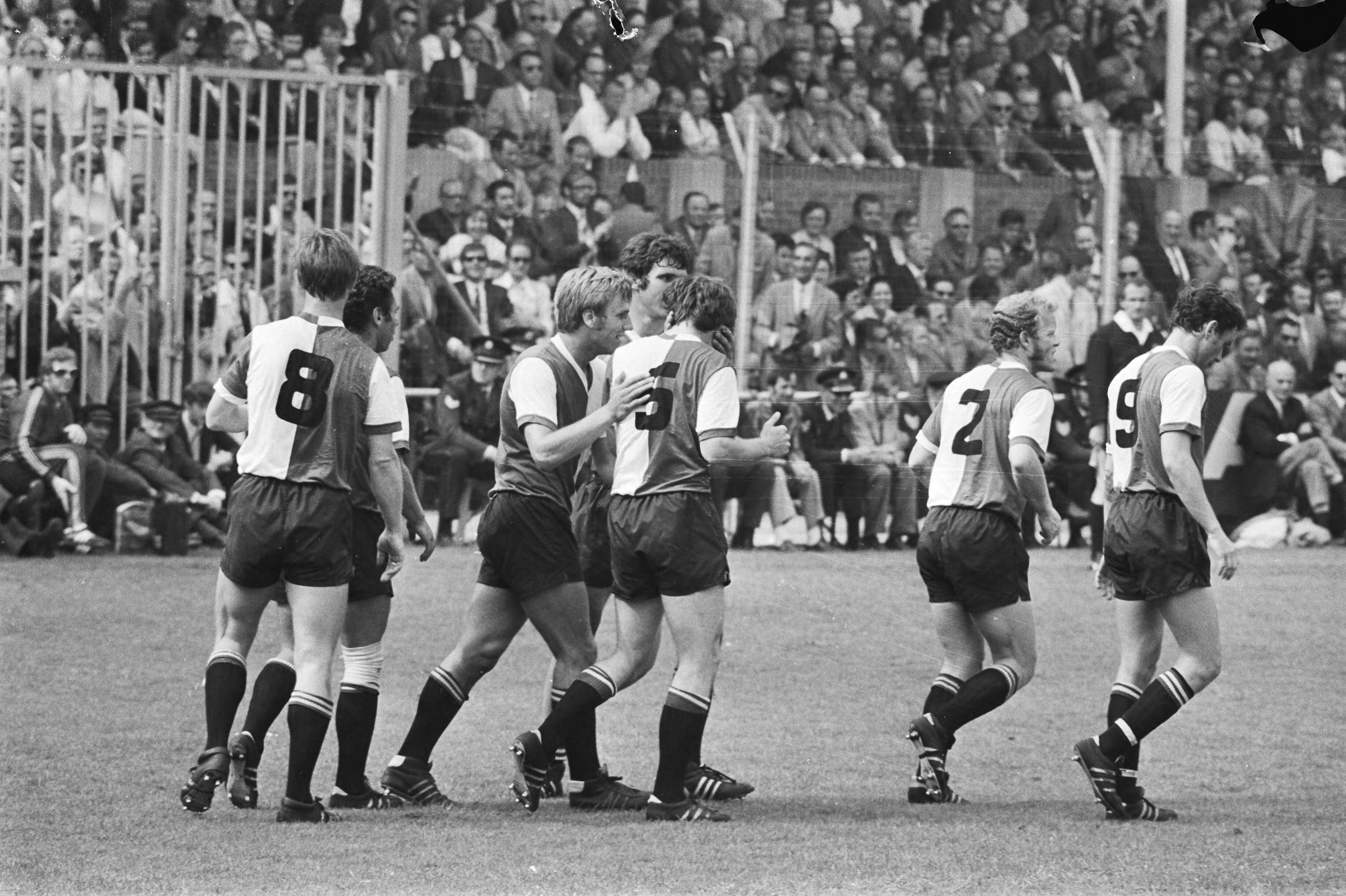 NAC tegen Feyenoord 1-3 — Spelmoment — Foto: Fotograaf Onbekend / Anefo. Licentie: Set B: Rechtenvrij / Publiek Domein. Bron: Nationaal Archief. http://hdl.handle.net/10648/abbf9a38-d0b4-102d-bcf8-003048976d84