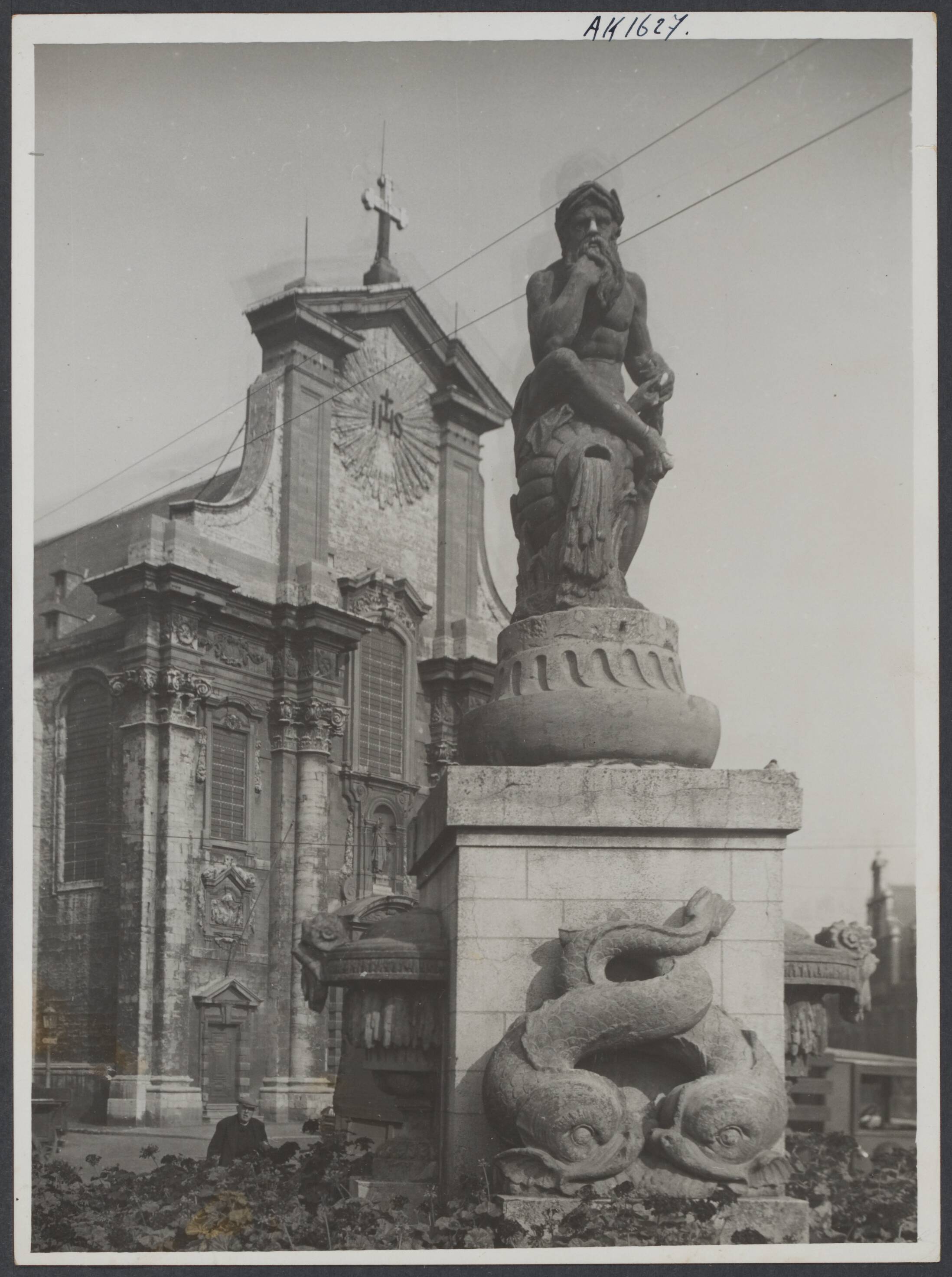 Mechelen — Mechelen. Neptunusfontein op de Veemarkt met op de achtergrond de gevel van de Sint-Petrus-en-Pauluskerk — Foto: Onbekend / Publiek Domein of Rechtenvrij. Licentie: Set B: Rechtenvrij / Publiek Domein. Bron: Nationaal Archief. http://hdl.handle.net/10648/09787842-9c54-1ebf-cb22-9075a78262d9