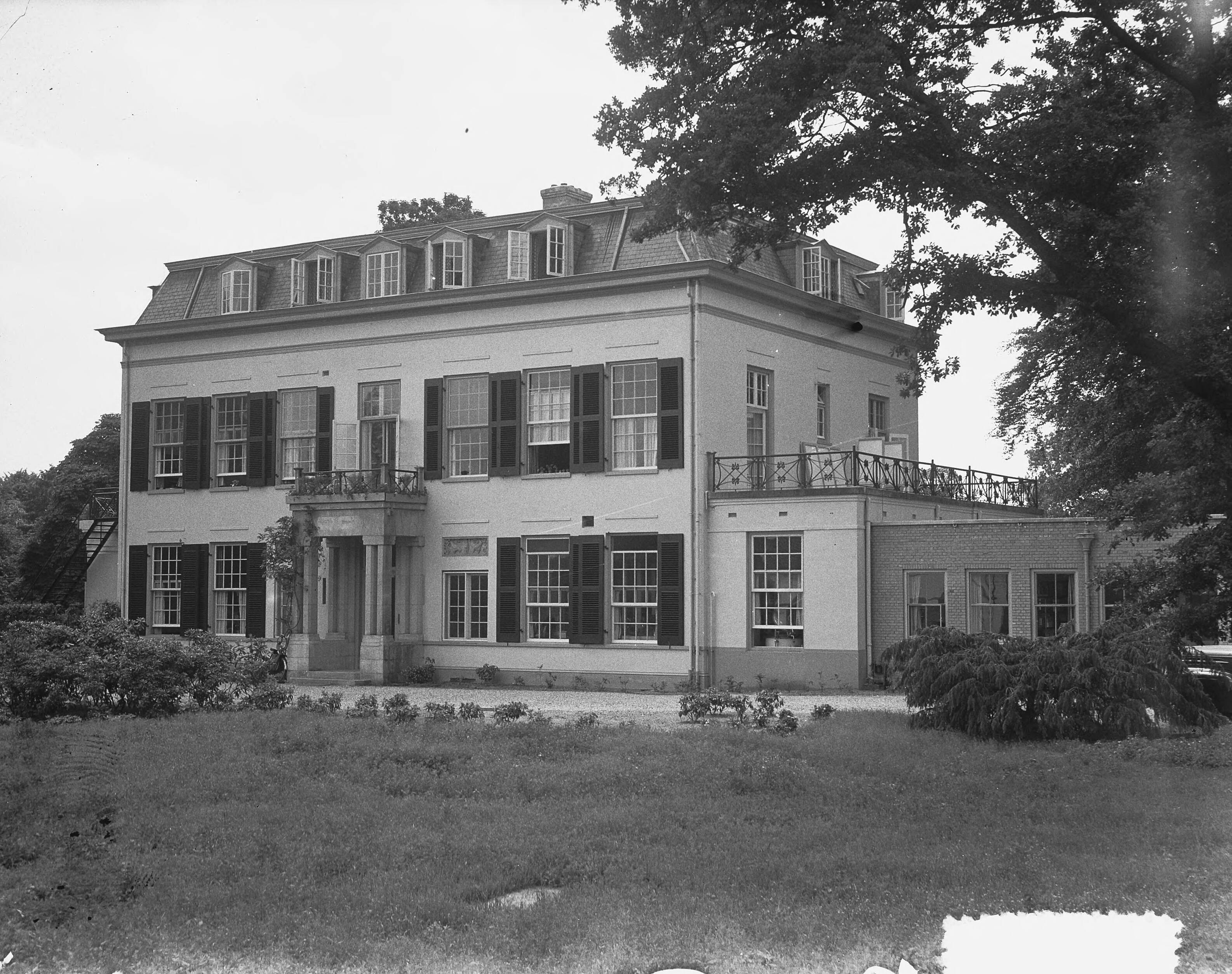 Studenten Sanatorium te Laren — Studenten Sanatorium te Laren. Villa Denenoord [werd in 1952 zusterhuis] — Foto: Consenheim, Wim / Anefo. Licentie: Set B: Rechtenvrij / Publiek Domein. Bron: Nationaal Archief. http://hdl.handle.net/10648/a8fb928e-d0b4-102d-bcf8-003048976d84