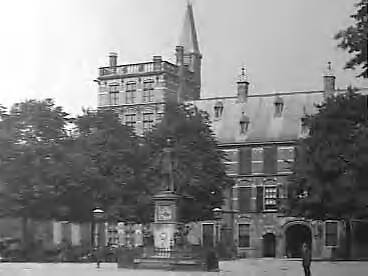 Fotocollectie Elsevier Binnenland — Buitenhof te Den Haag, met standbeeld van koning Willem II — Foto: Onbekend / Publiek Domein of Rechtenvrij. Licentie: Set B: Rechtenvrij / Publiek Domein. Bron: Nationaal Archief. http://hdl.handle.net/10648/addf9516-d0b4-102d-bcf8-003048976d84