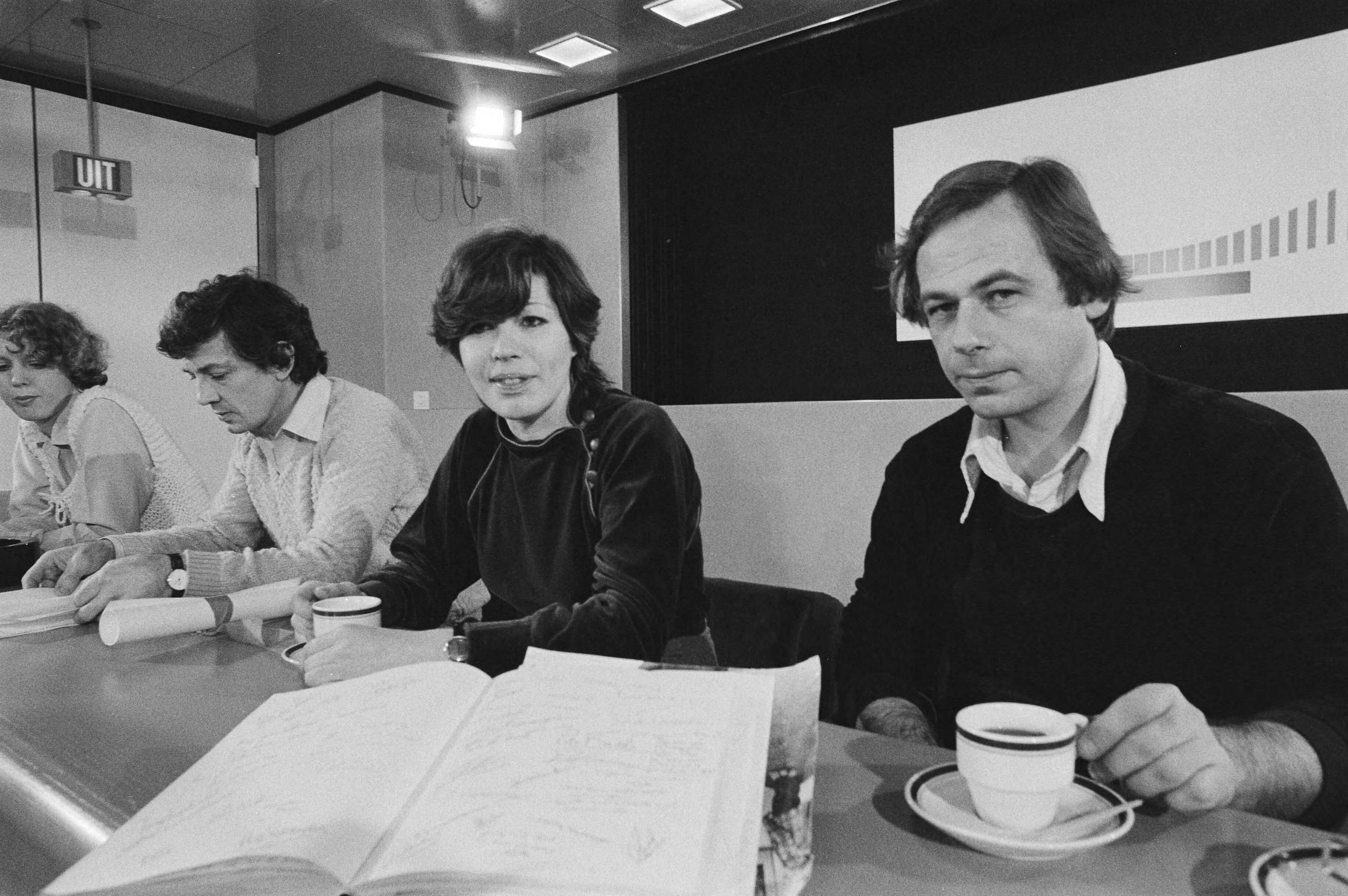 Fotocollectie Anefo — Vanmiddag is vanaf Schiphol delegatie van 2 personen vertrokken om John Lennon condoleanceregister dat in Hilton heeft gelegen — Foto: Dijk, Hans van / Anefo. Licentie: Set B: Rechtenvrij / Publiek Domein. Bron: Nationaal Archief. http://hdl.handle.net/10648/acf0ffd2-d0b4-102d-bcf8-003048976d84