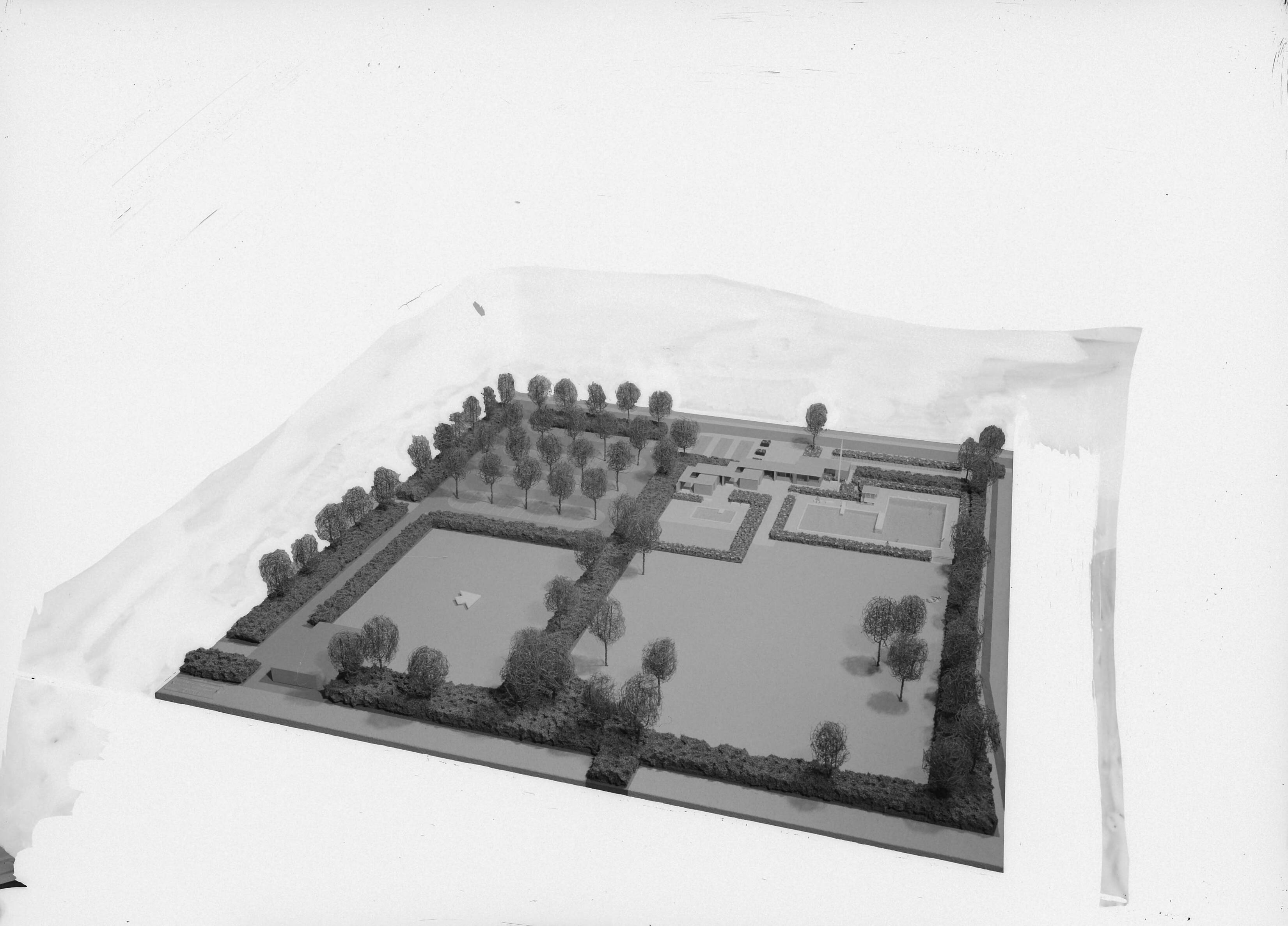 Fotocollectie Nederlandse Heidemaatschappij — Maquette zwembad Ten Boer — Foto: Wüllschleger, [...] / Heidemij. Licentie: Set B: Rechtenvrij / Publiek Domein. Bron: Nationaal Archief. http://hdl.handle.net/10648/ae7b0398-d0b4-102d-bcf8-003048976d84
