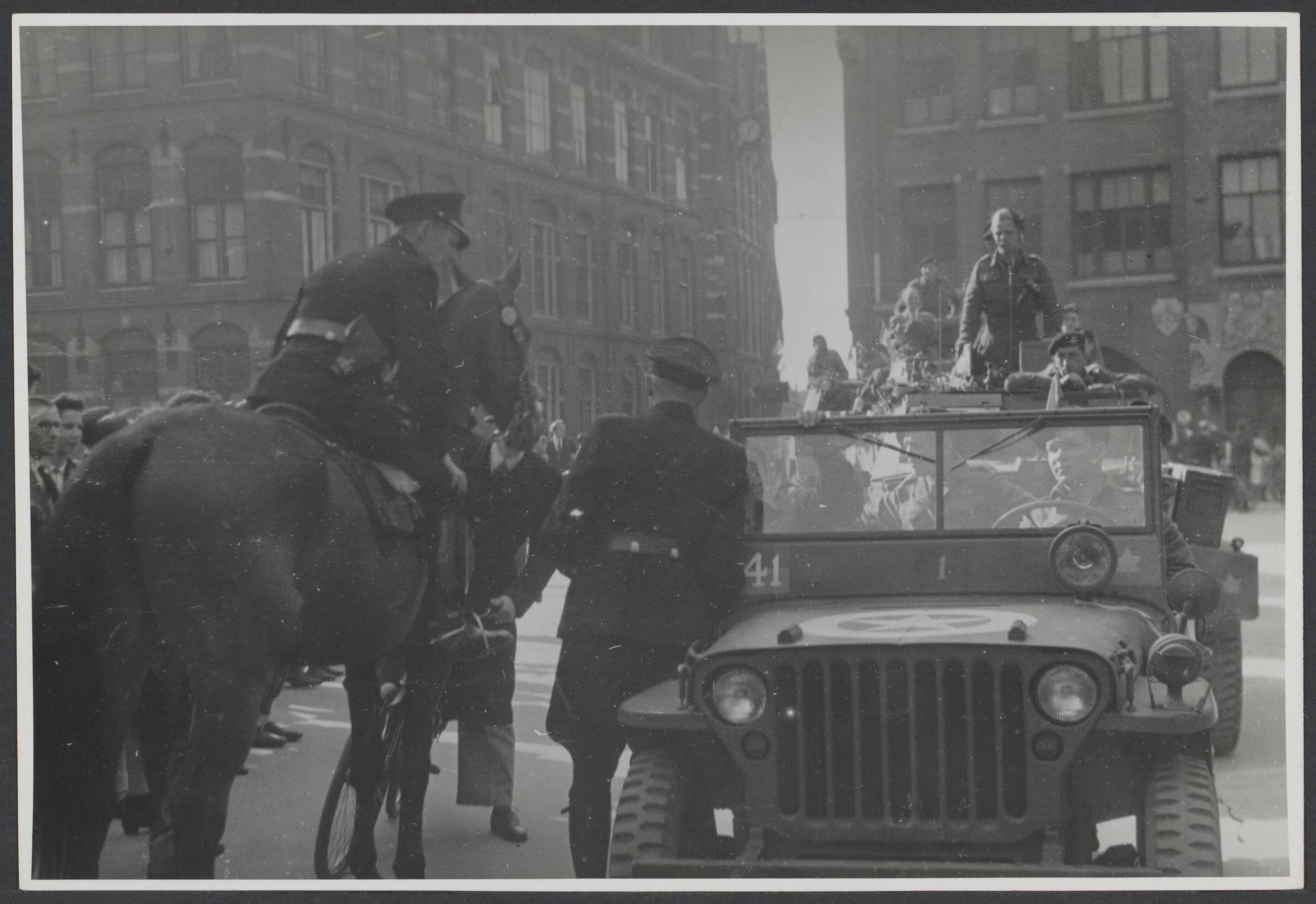 Bevrijding 's Gravenhage (Den Haag) — Intocht Canadezen Den Haag — Foto: Wal, J.Th. A. van der / Spaarnestad. Licentie: Set B: Rechtenvrij / Publiek Domein. Bron: Nationaal Archief. http://hdl.handle.net/10648/483fcf98-7343-2705-b8cb-f897c302448f