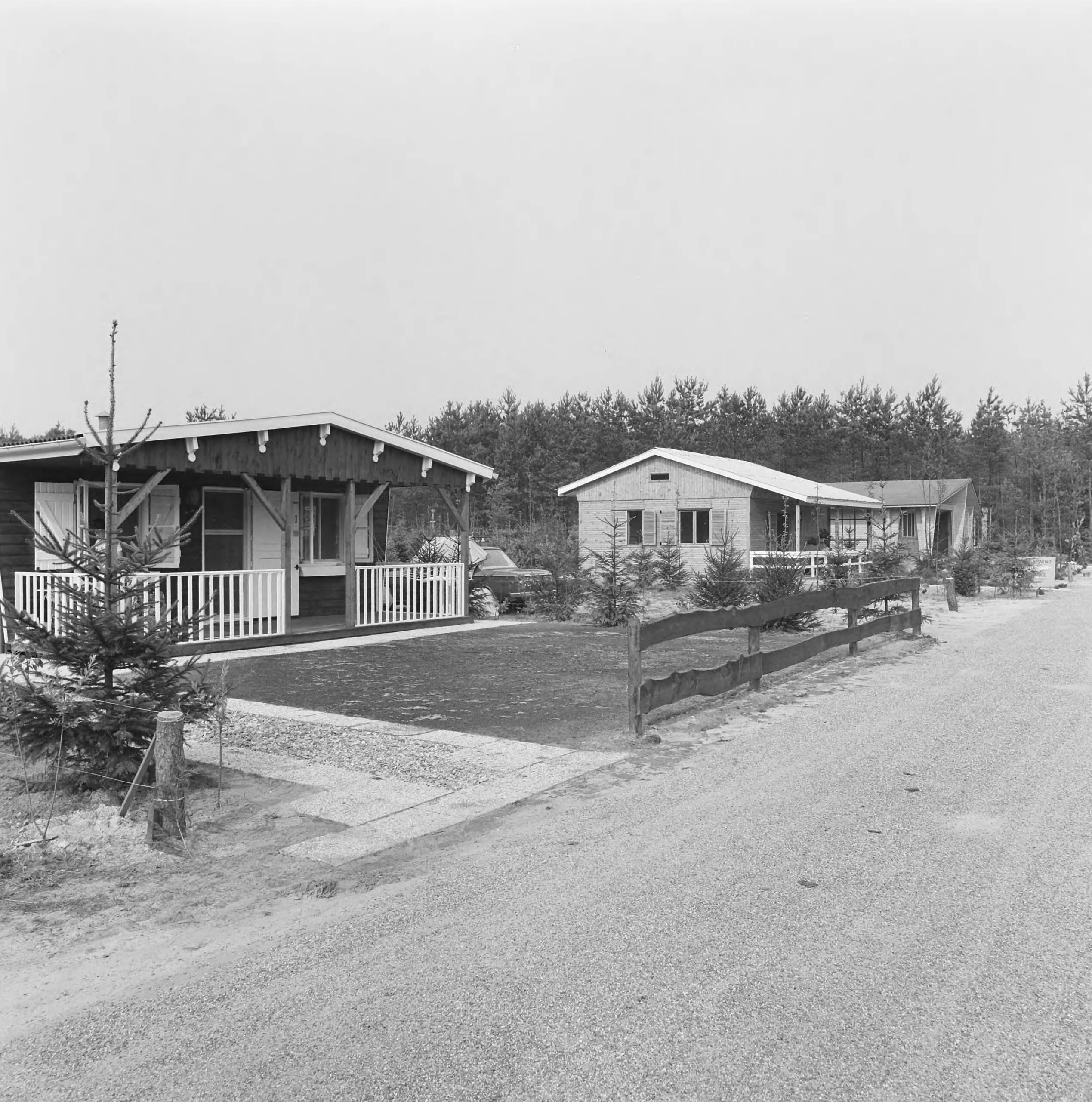 Fotocollectie Nederlandse Heidemaatschappij — Houten vakantiewoningen op het landgoed Schaluinen — Foto: Fotograaf Onbekend / Heidemij. Licentie: Set B: Rechtenvrij / Publiek Domein. Bron: Nationaal Archief. http://hdl.handle.net/10648/ae832b7c-d0b4-102d-bcf8-003048976d84